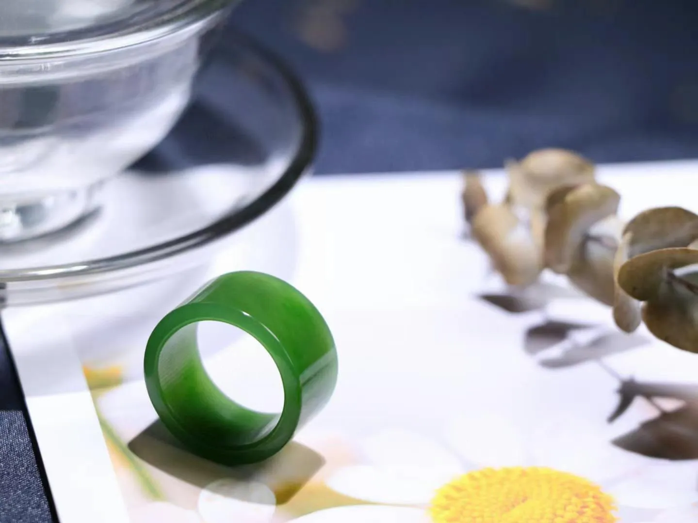 （古韵.扳指）

精品和田玉碧玉扳指 指环 戒圈。七号矿老料 纯正菠菜绿，直切工艺，款式精美，玉质细腻温润，油润感十足， 整器古韵生辉。优雅高贵。运筹帷幄于掌中，决胜于千里之外。

重7.5克   圈口20mm 尺寸12.5-2.8mm FS8242041278O