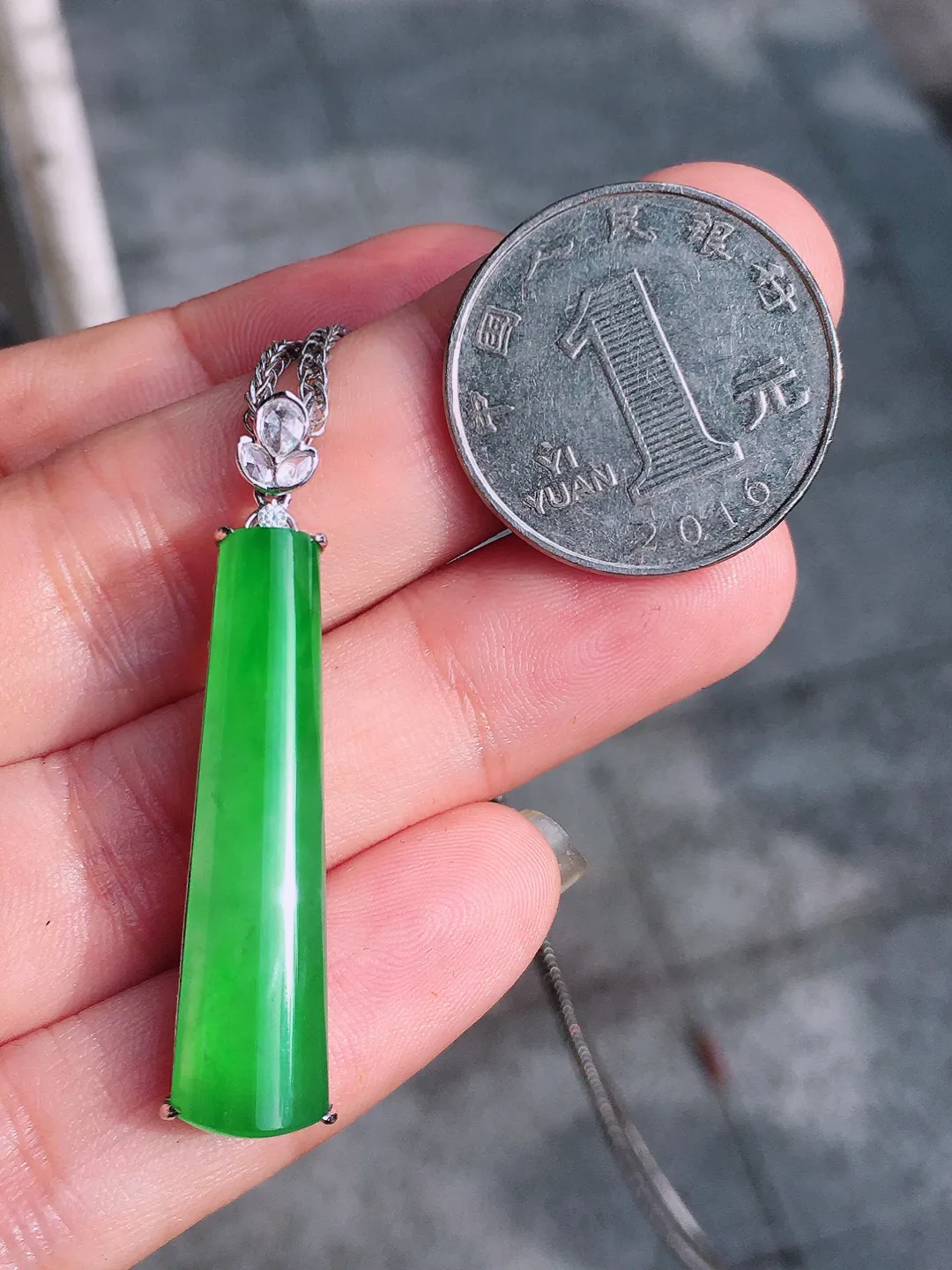 阳绿柱子吊坠，色泽均匀艳丽，玉质细腻，荧光感超
强，饱满圆润，气质满满。18k
金豪华镶嵌
