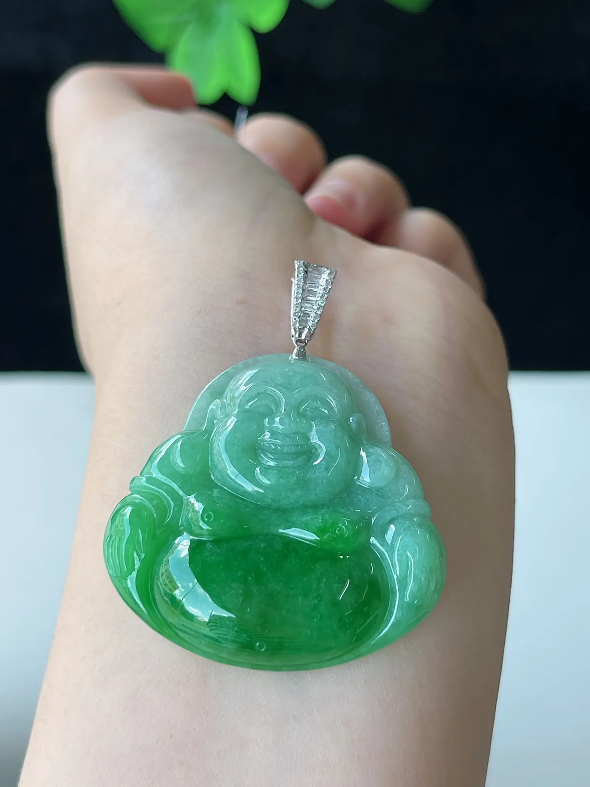 翡翠糯化种绿色吊坠