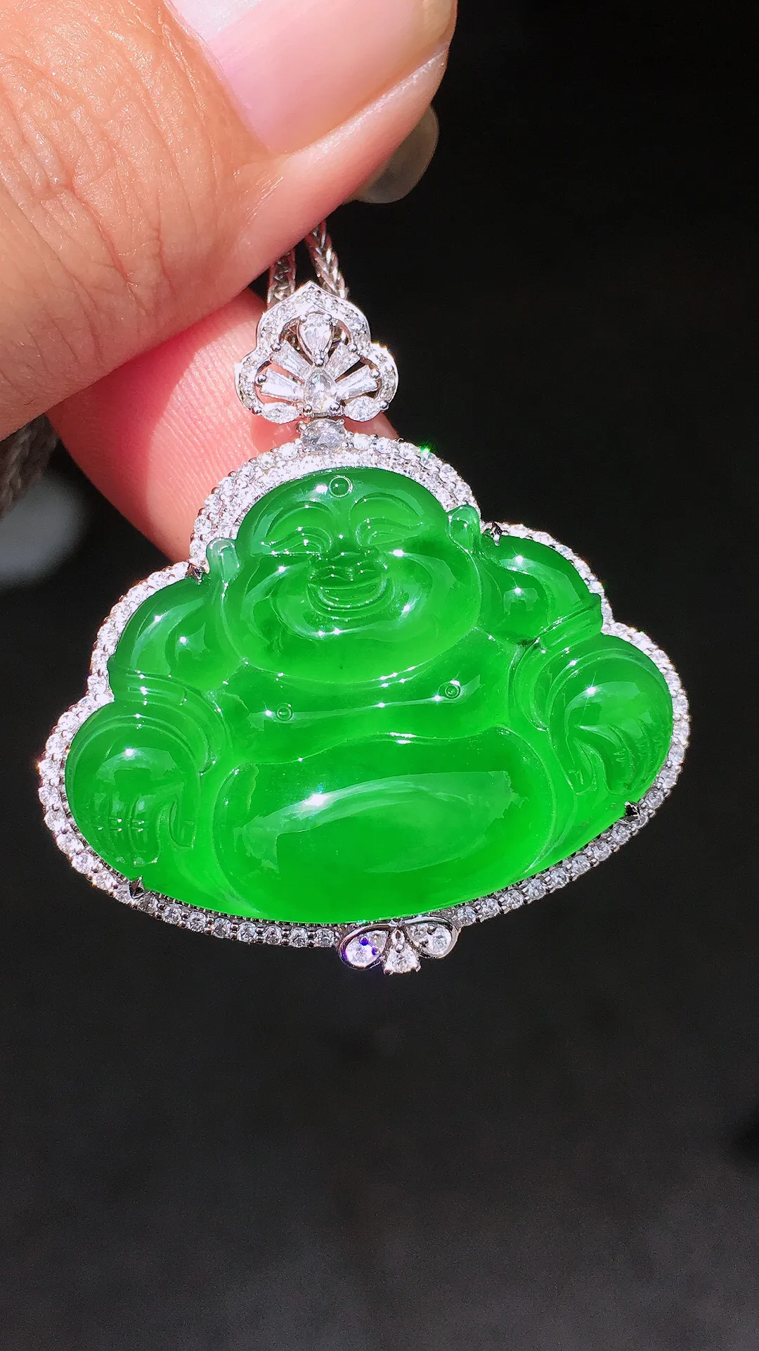 阳绿佛公吊坠，色泽均匀艳丽，玉质细腻，荧光感超
强，饱满圆润，气质满满。18k
金豪华镶嵌