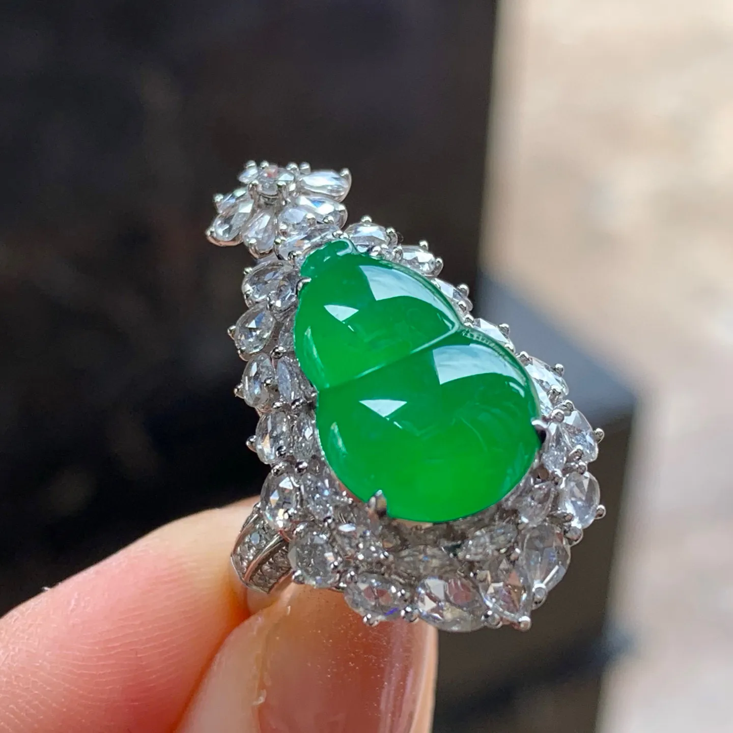 冰种辣绿两用款葫芦
种老 真金镶嵌