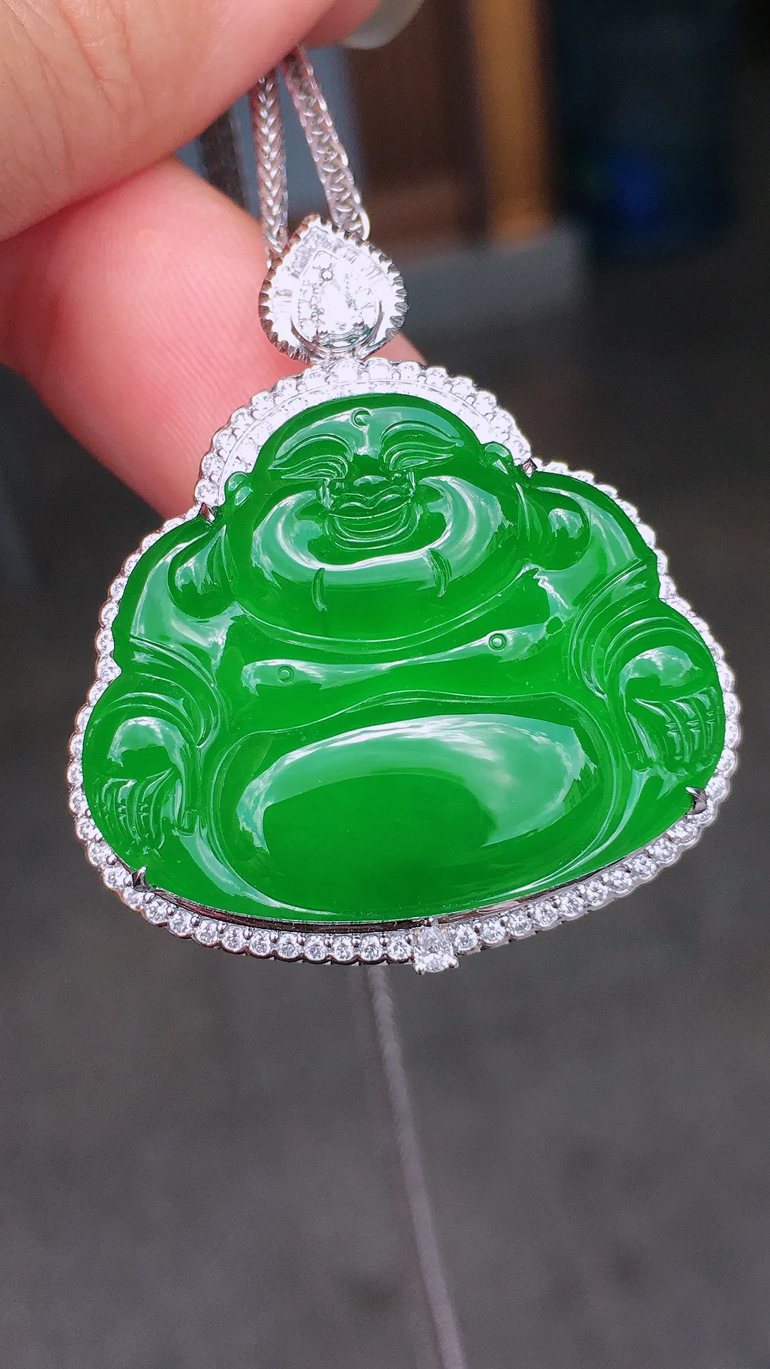 阳绿佛公吊坠，色泽均匀艳丽，玉质细腻，荧光感超
强，饱满圆润，气质满满。18k
金豪华镶嵌