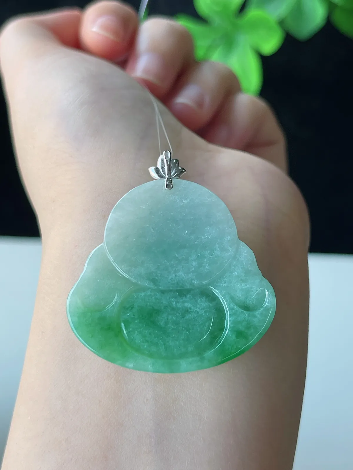 翡翠糯化种浅绿色吊坠