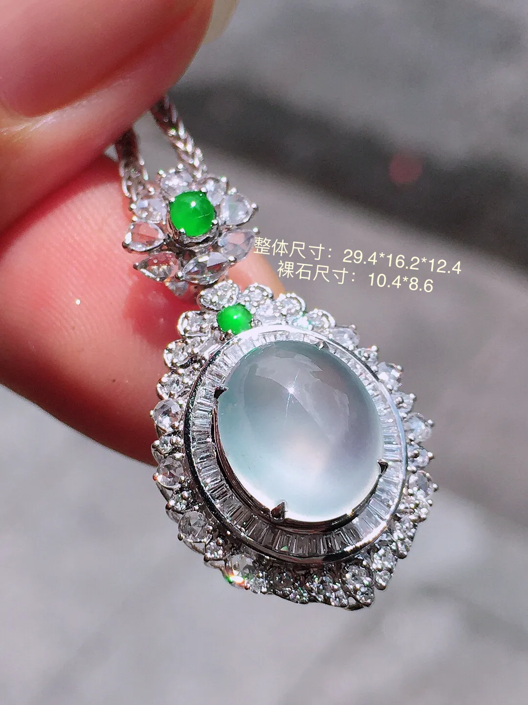 玻璃种蛋面吊坠，玉质细腻，荧光感超
强，饱满圆润，气质满满。18k
金豪华镶嵌