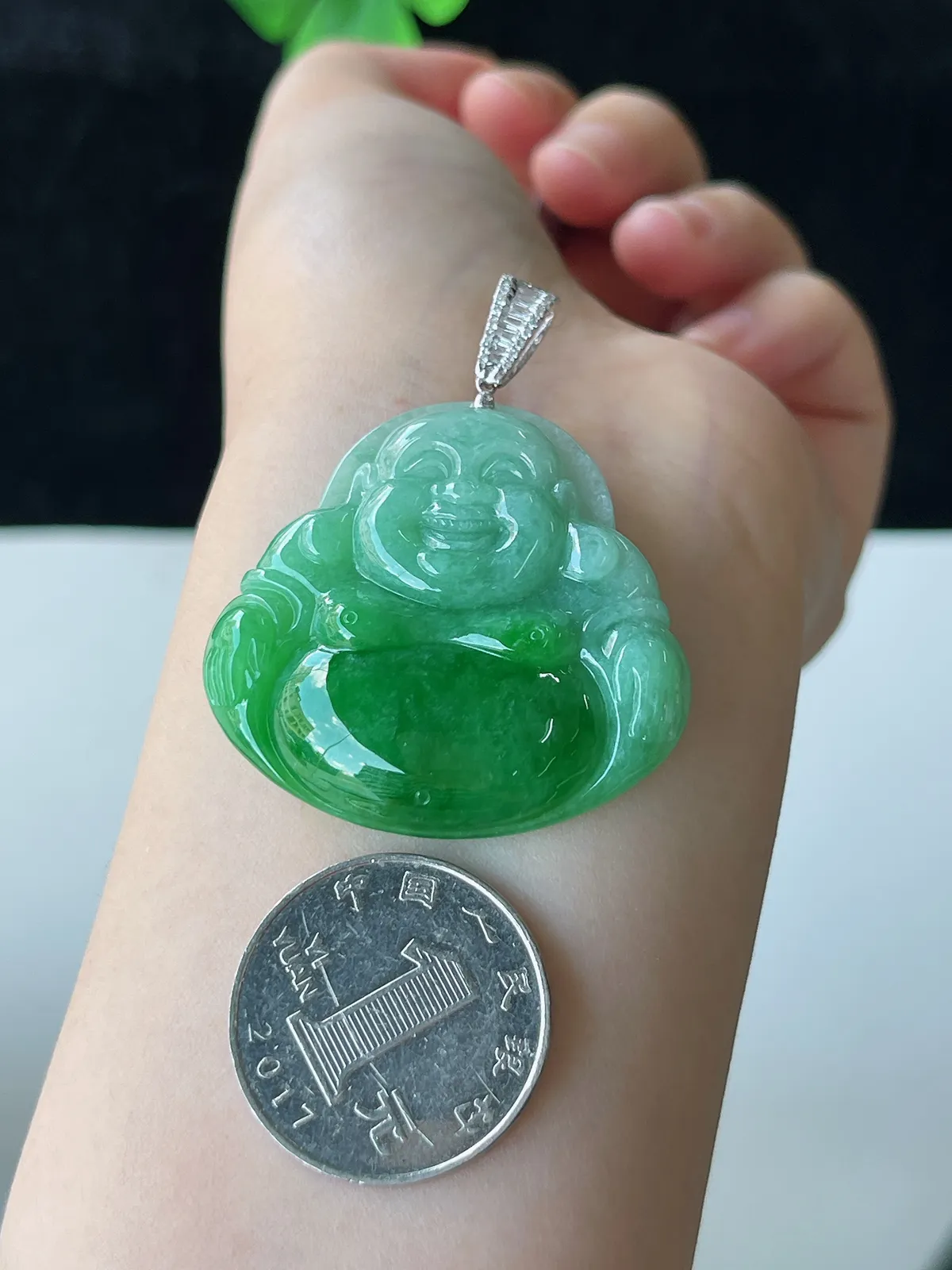 翡翠糯化种绿色吊坠