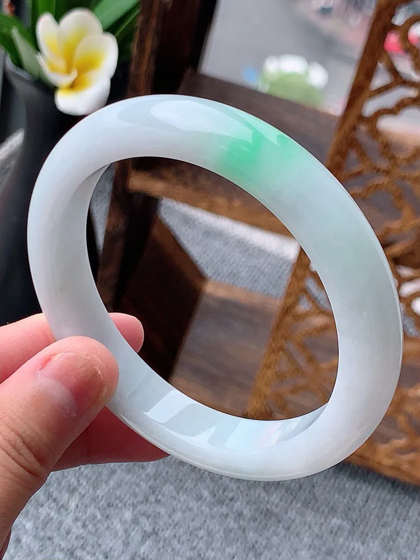 a货翡翠老坑飘绿正装正圈手镯60-61大圈口  尺寸60.6×12×8.5mm 重量66.13g 0