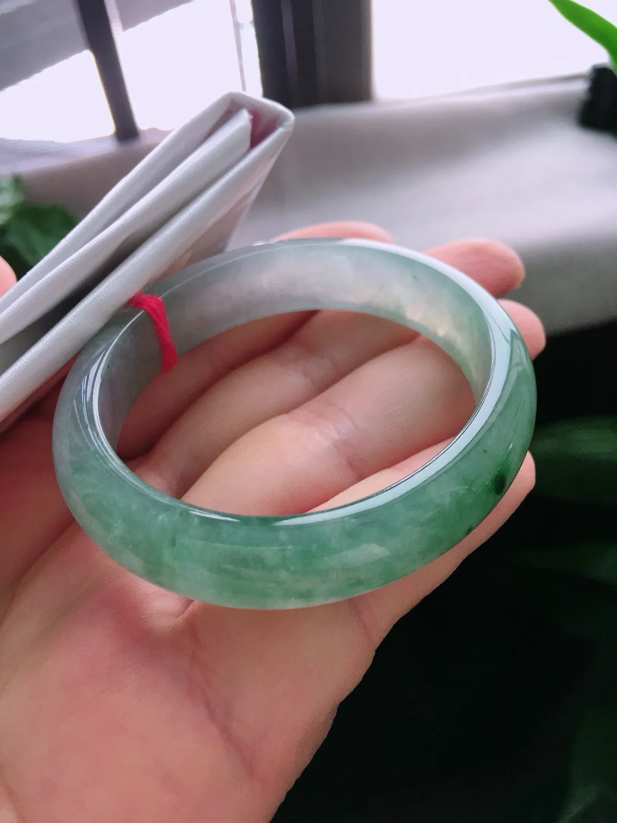 圈口53/45.9，贵妃手镯，正圈51可戴，油绿，玉质冰润，尺寸53-12.6-6.8mm
