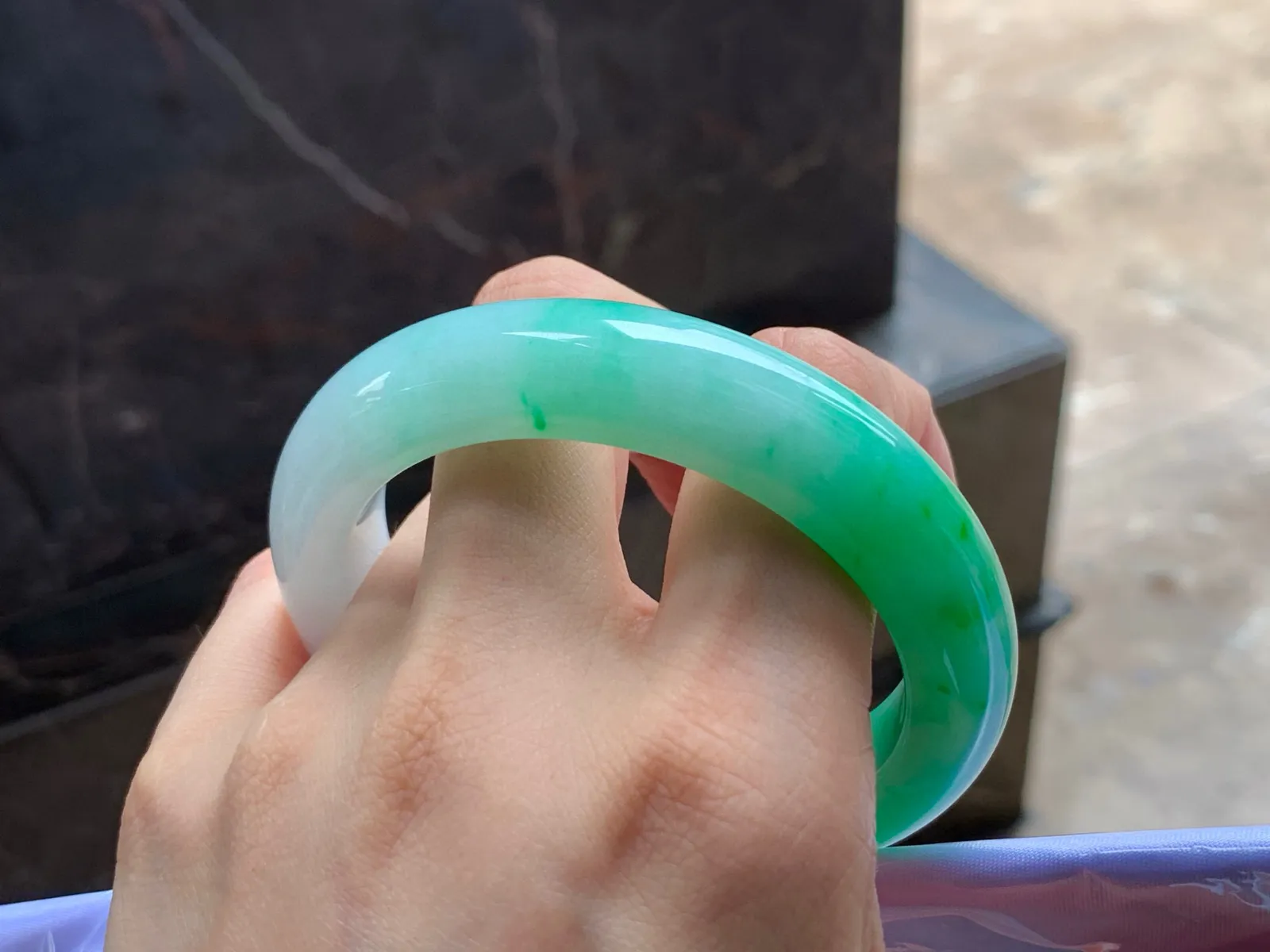 阳绿手镯
细腻56/13/10.2mm