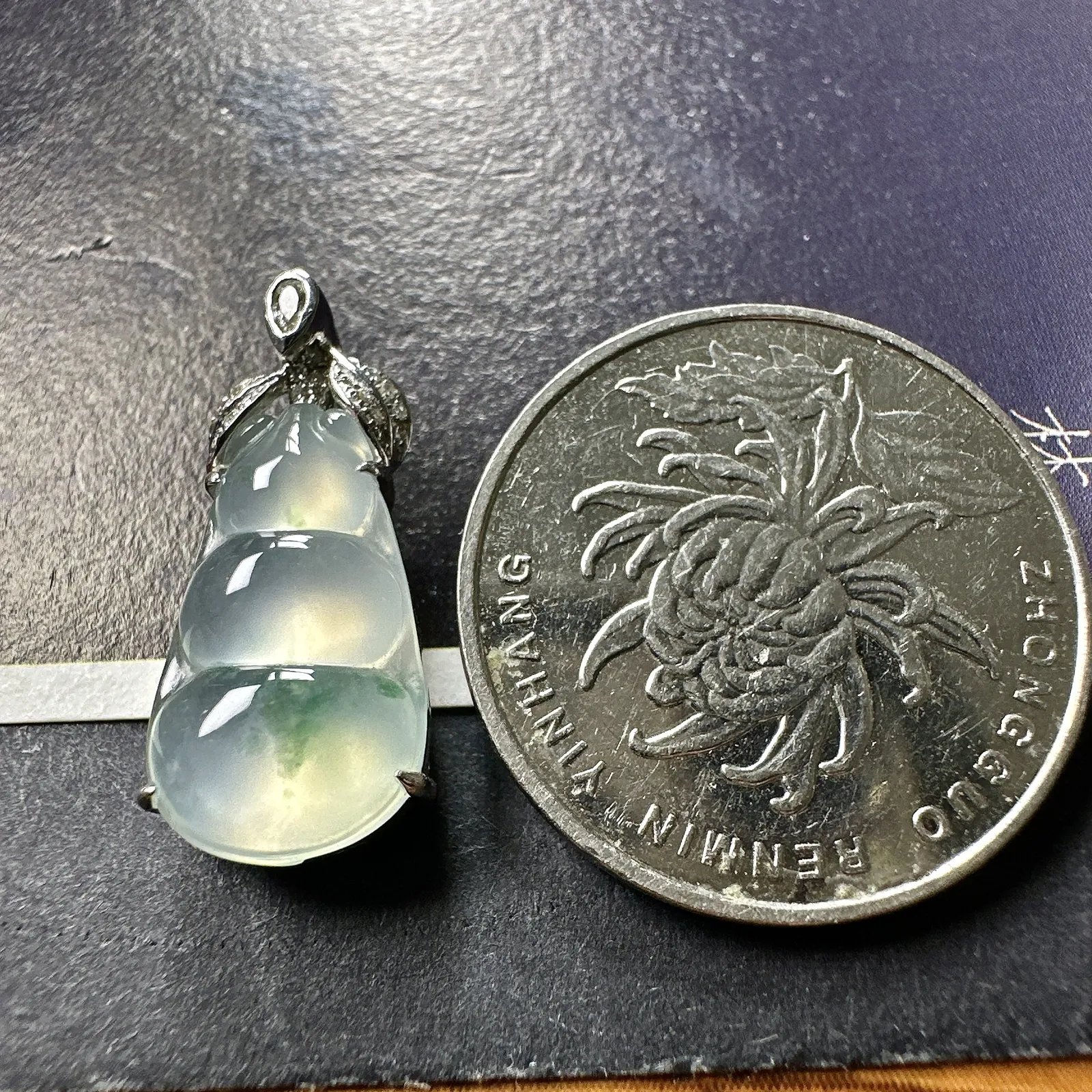 【冰种飘花福豆】种地上乘，冰感十足，通透起光，饱满圆润，18k金钻镶嵌，裸石尺寸17.8*10.7*3.9毫米。