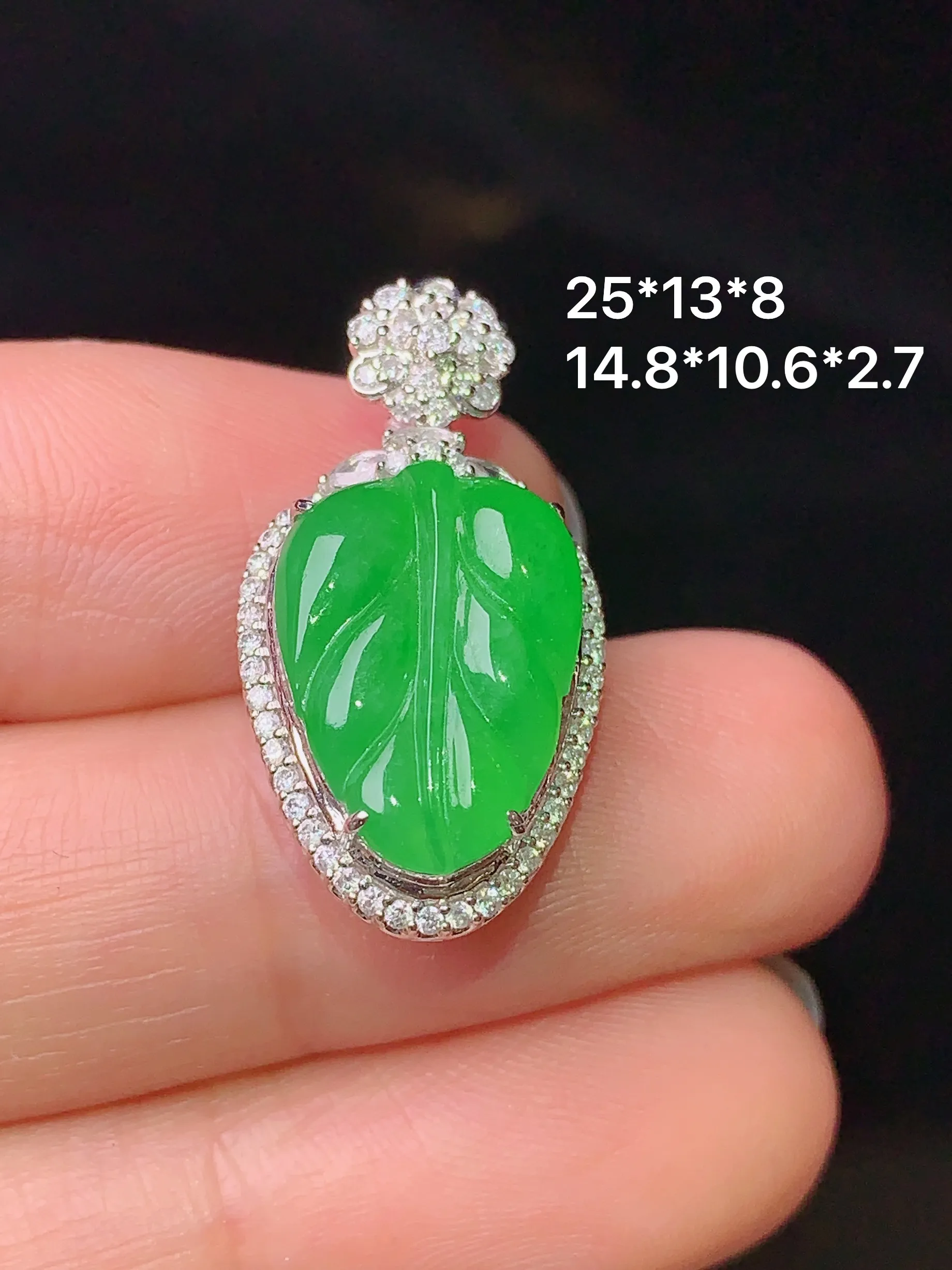18k金钻镶嵌满绿树叶吊坠 玉质细腻 水润亮眼  整体尺寸25*13*8