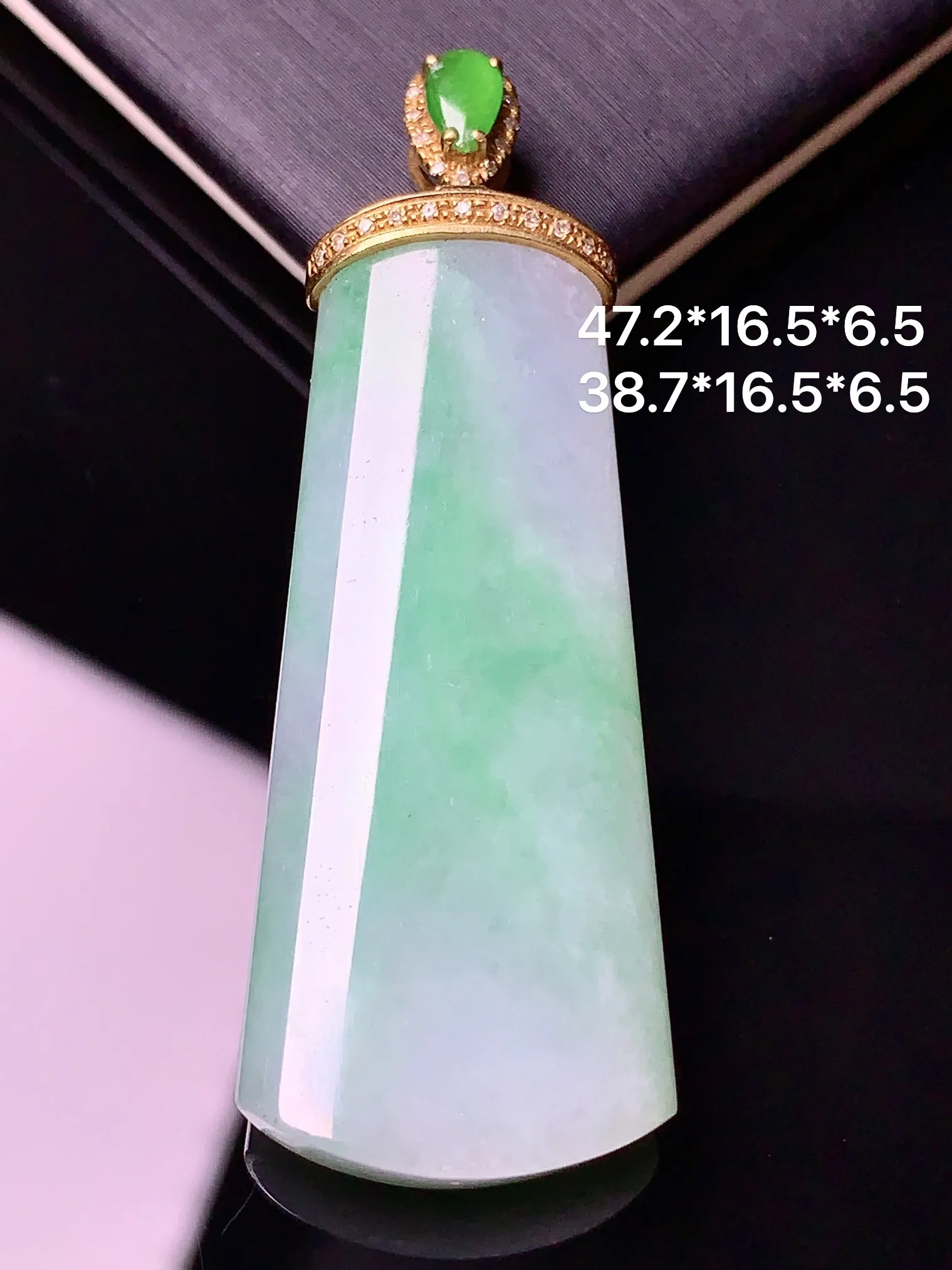 18k金钻镶嵌飘绿无事牌吊坠 玉质细腻 水润亮眼  整体尺寸47.2*16.5*6.5