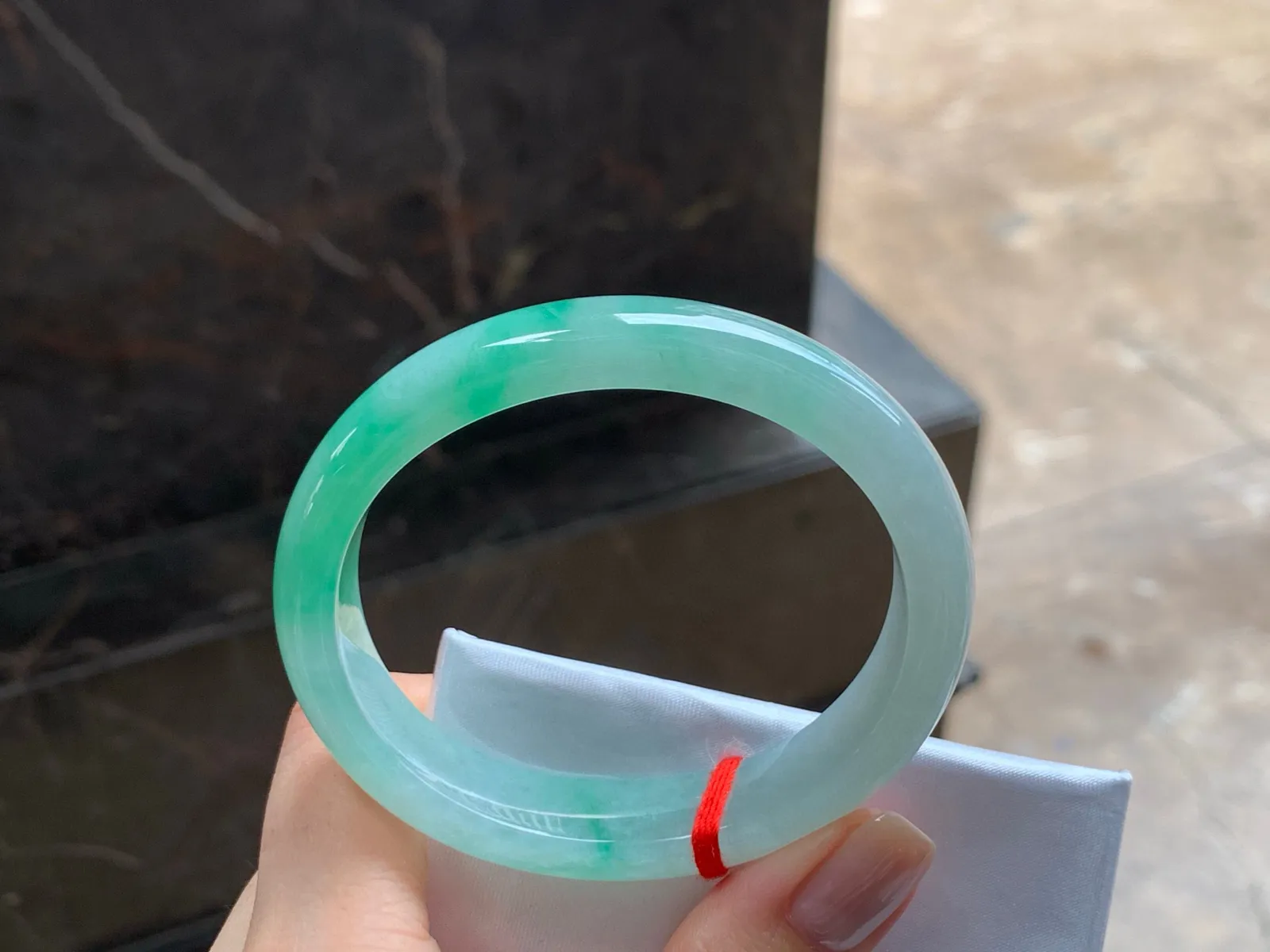 带色贵妃镯
55.5/12.2/7.3mm