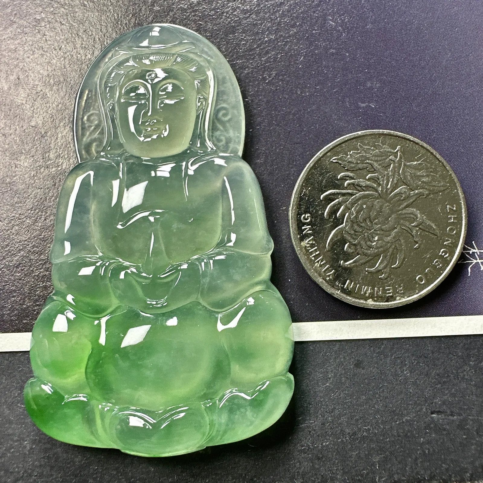 【冰种飘绿观音】质地细腻，通透度上佳，冰感十足，适合佩戴。