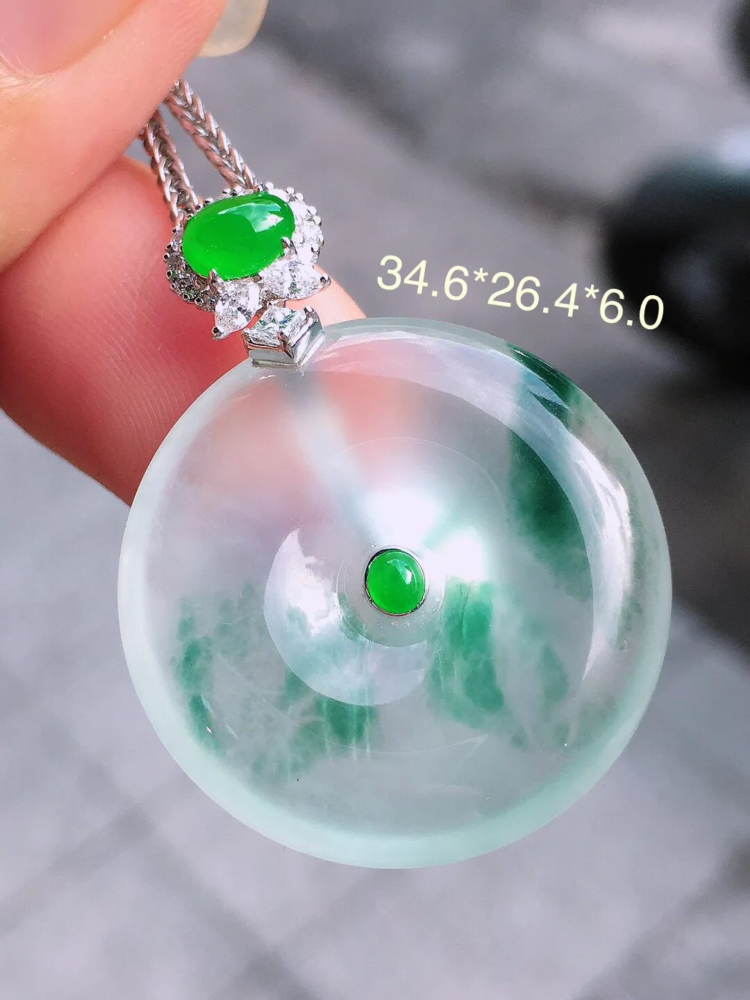 冰飘花平安扣扣吊坠，色泽艳丽，玉质细腻，荧光感超
强，饱满圆润，气质满满。18k
金豪华镶嵌