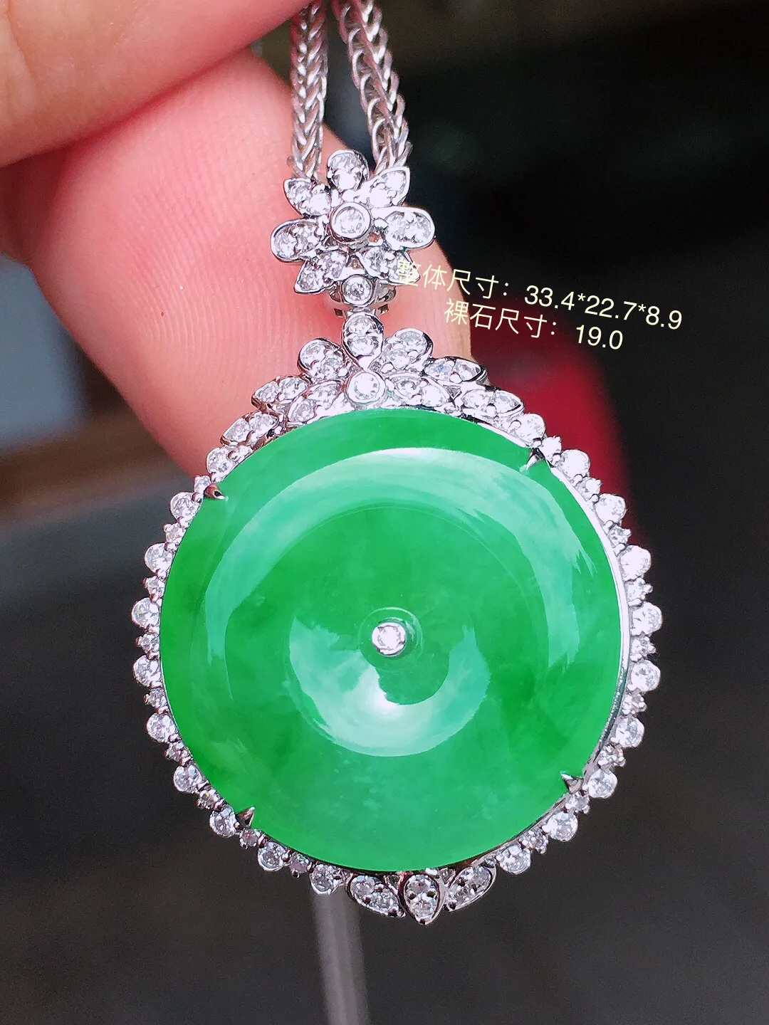 阳绿平安扣吊坠，色泽均匀艳丽，玉质细腻，荧光感超
强，饱满圆润，气质满满。18k
金豪华镶嵌