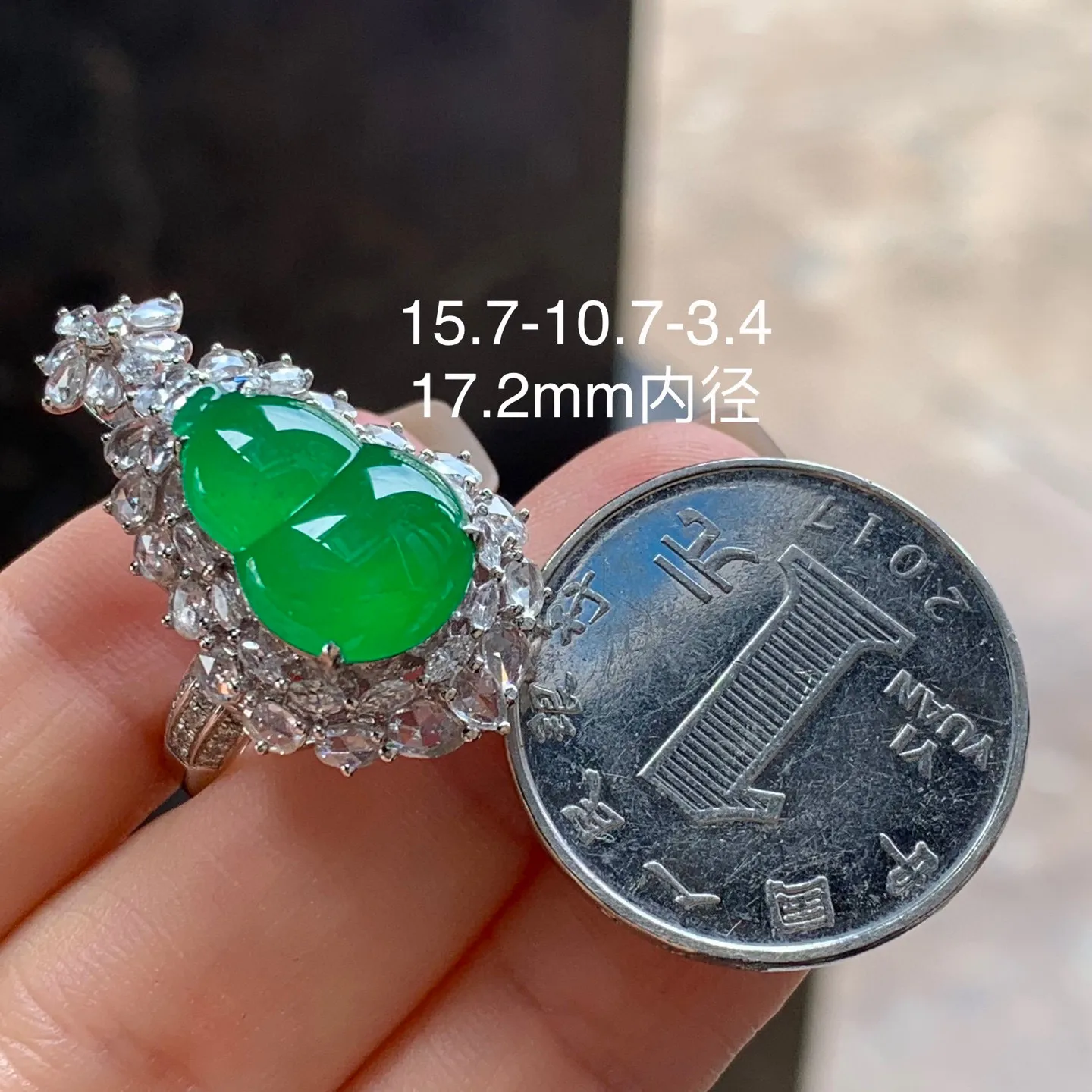 冰种辣绿两用款葫芦
种老 真金镶嵌