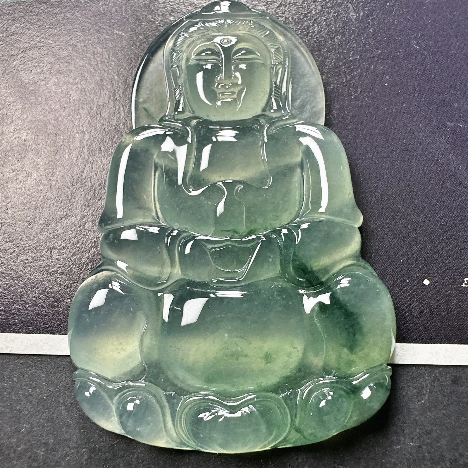 【冰种飘花观音】质地细腻，通透度上佳，冰感十足，适合佩戴。