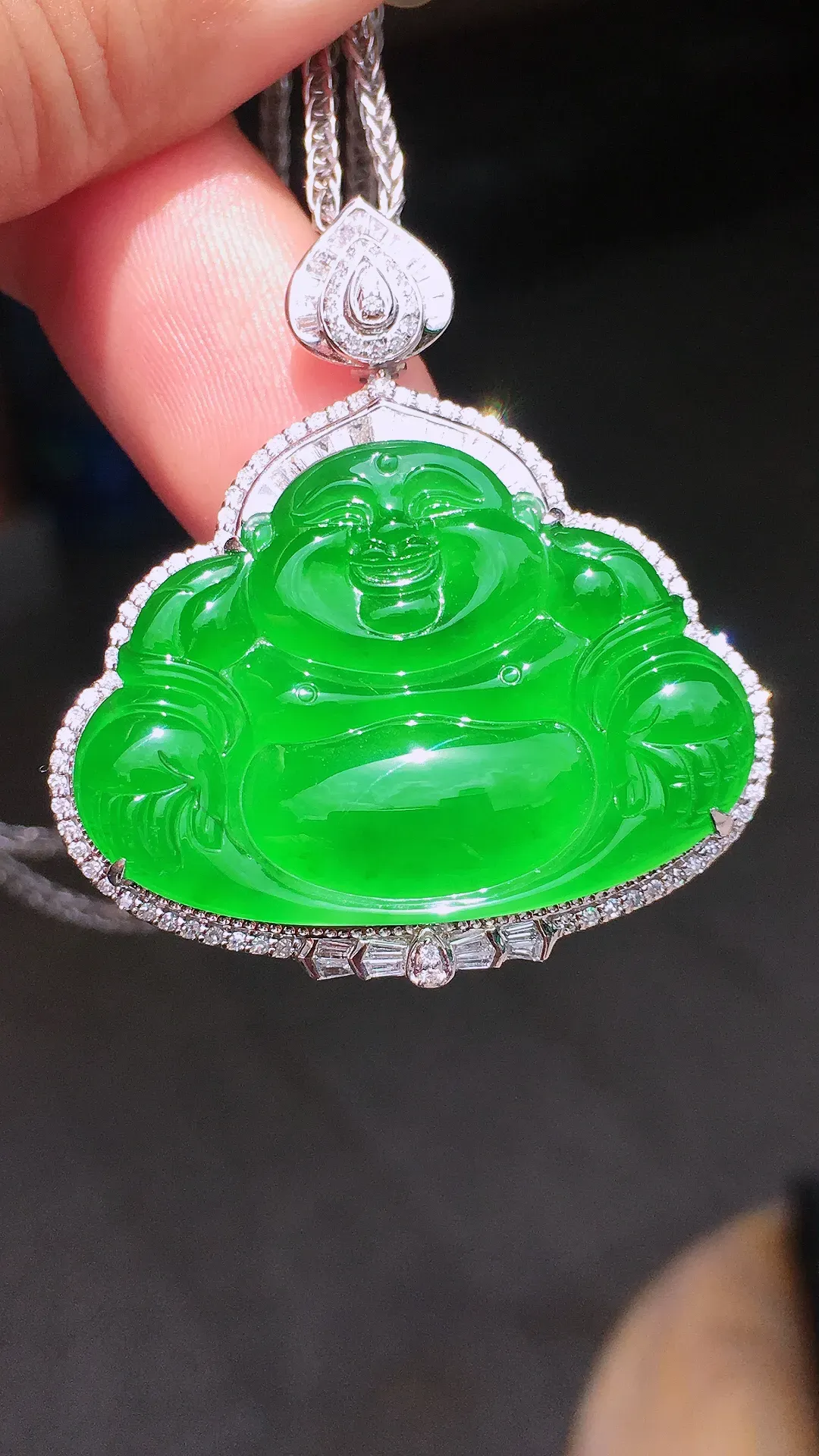 阳绿佛公吊坠，色泽均匀艳丽，玉质细腻，荧光感超
强，饱满圆润，气质满满。18k
金豪华镶嵌