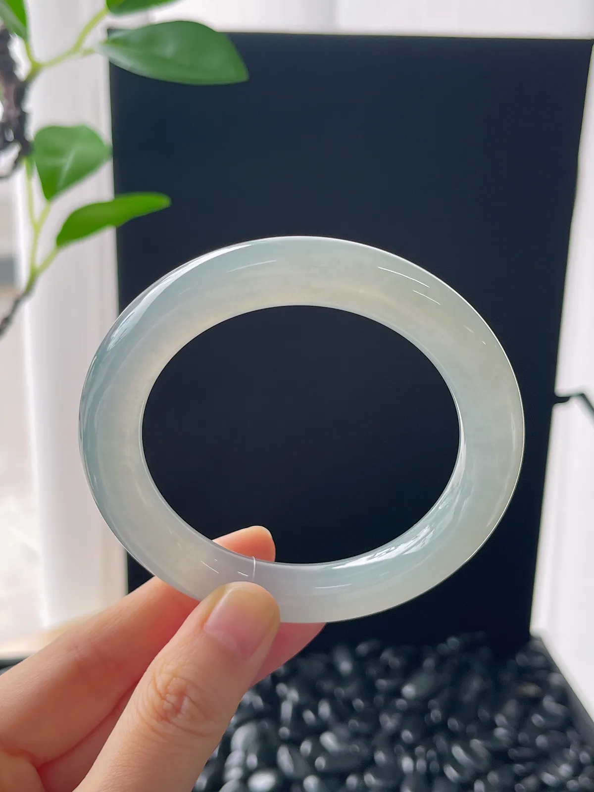 翡翠冰糯淡绿色圆条手镯