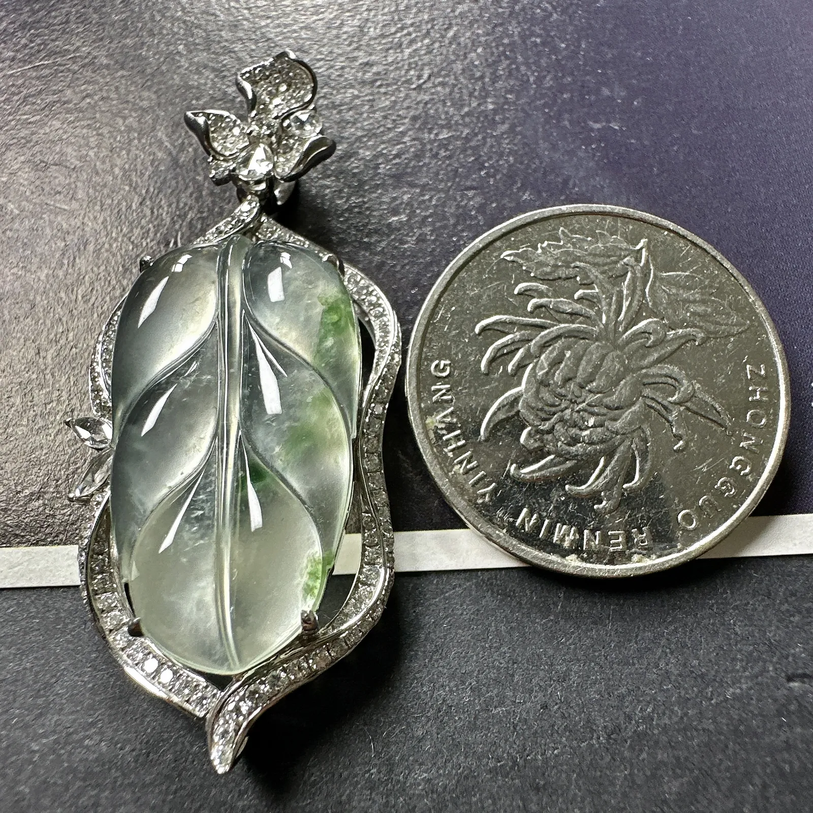 【冰种飘花叶子】金枝玉叶，质地细腻，冰润透亮，光泽出众，冰感十足，18k金钻镶嵌，裸石尺寸27.2*15.2*5.2毫米