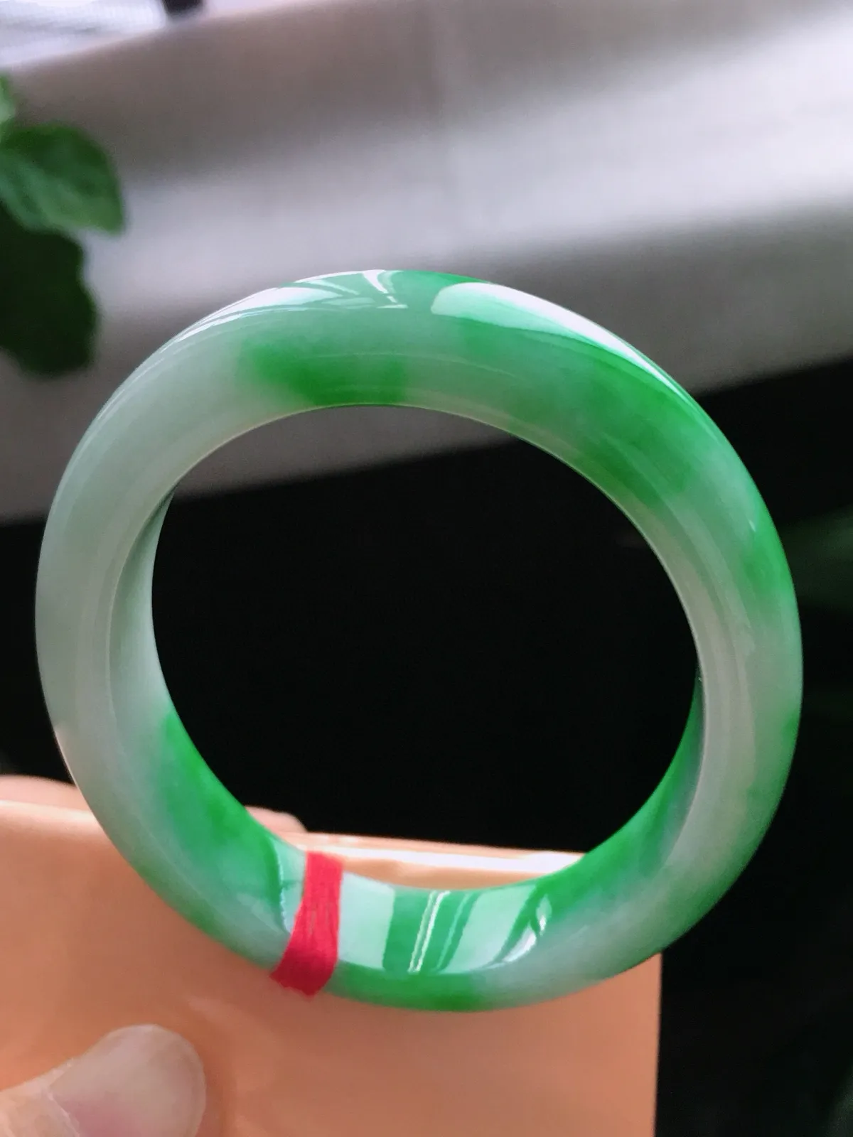 圈口54/48.3，贵妃手镯，正圈52可戴，玉质冰润细腻，色泽鲜艳，尺寸54-12.3-7.3mm