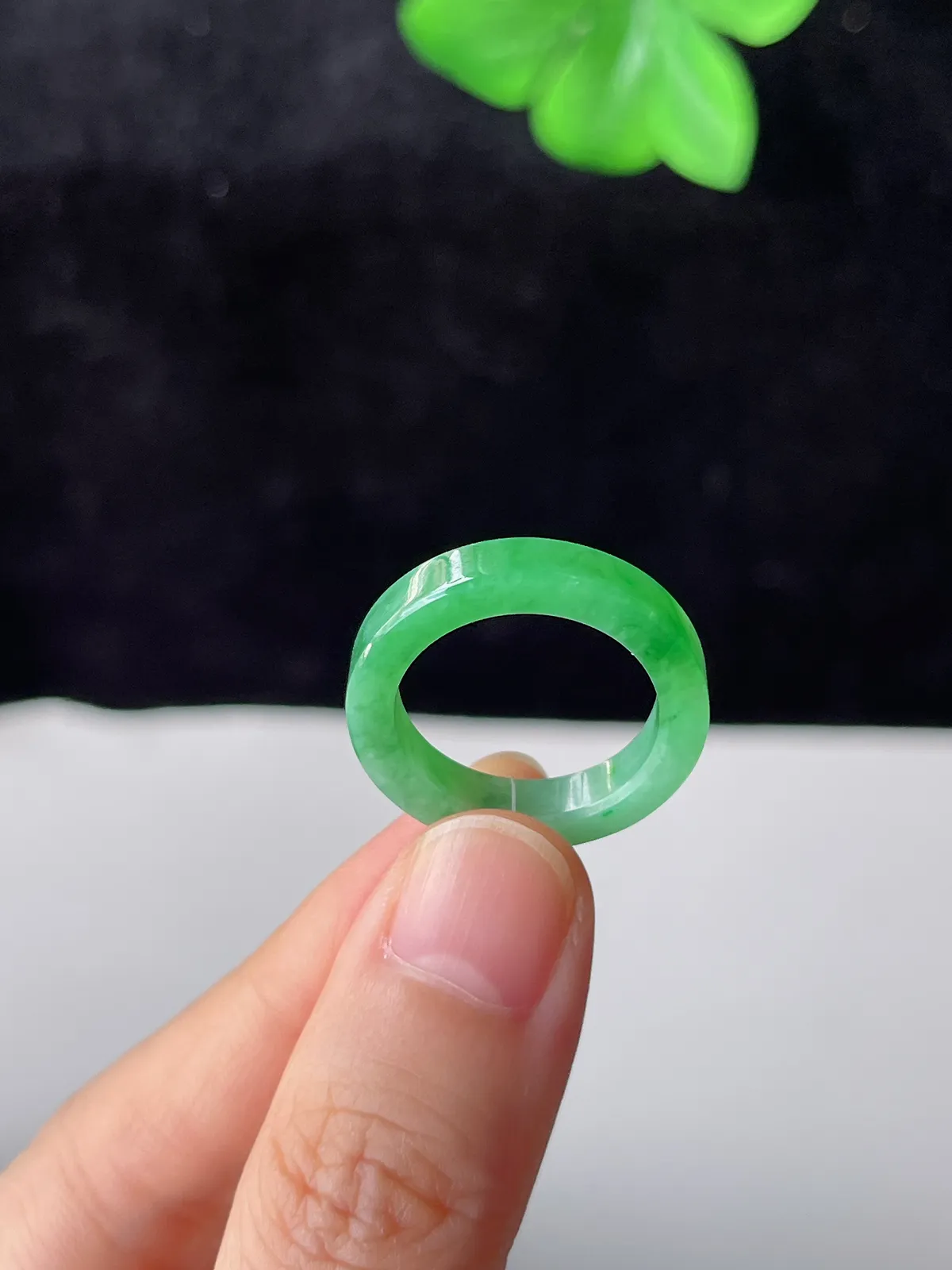 翡翠冰糯种浅绿色戒指