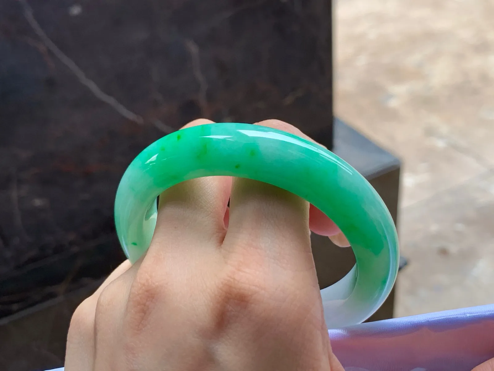 阳绿手镯
细腻56/13/10.2mm