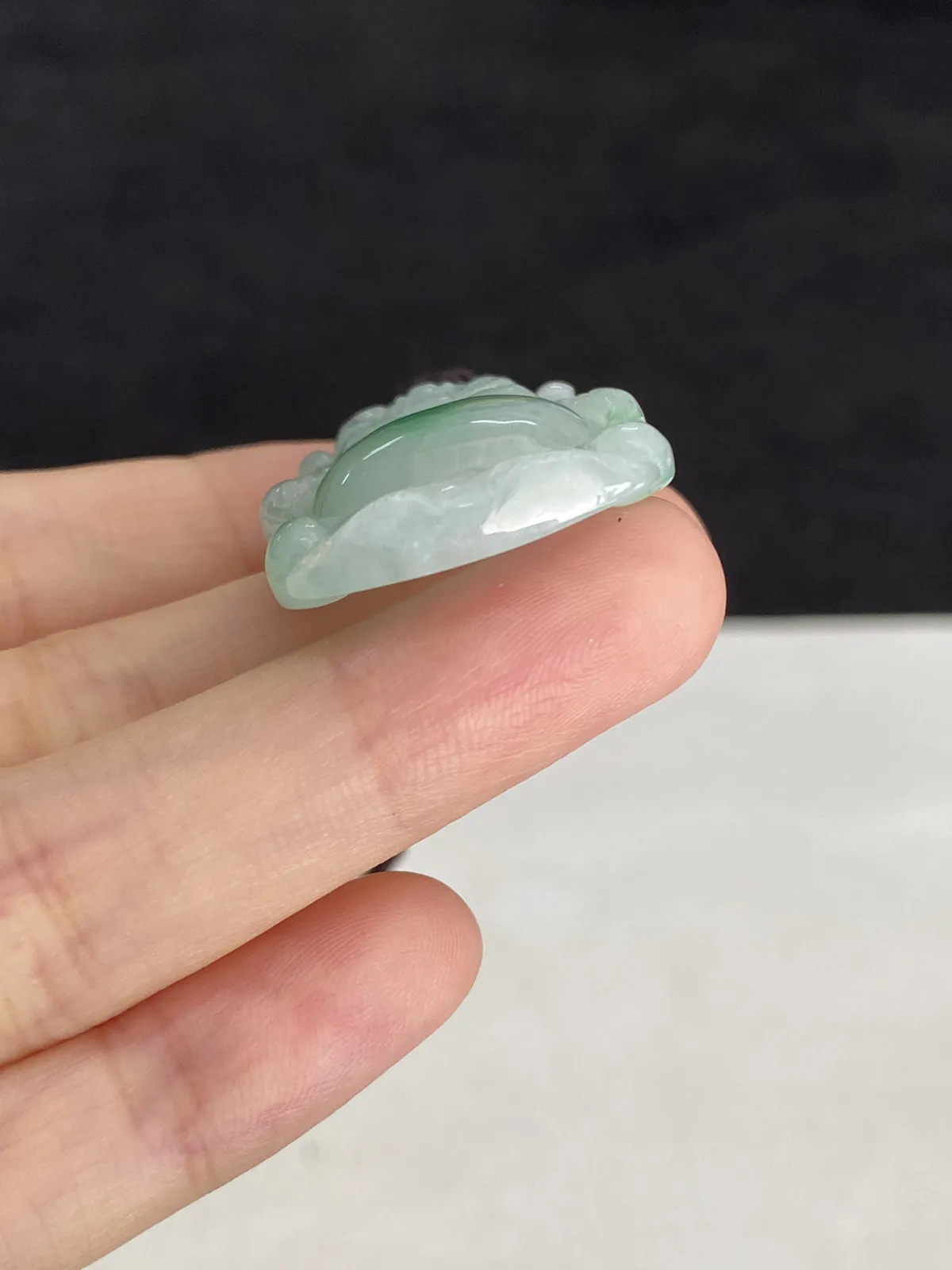 翡翠糯化种飘绿吊坠