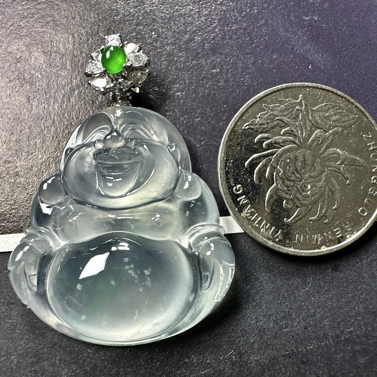 【玻璃种正装佛公】很厚装，质地细腻，晶莹剔透，冰感十足，通透闪亮，18k金钻镶嵌，裸石尺寸34.1*31.2*8.3毫米