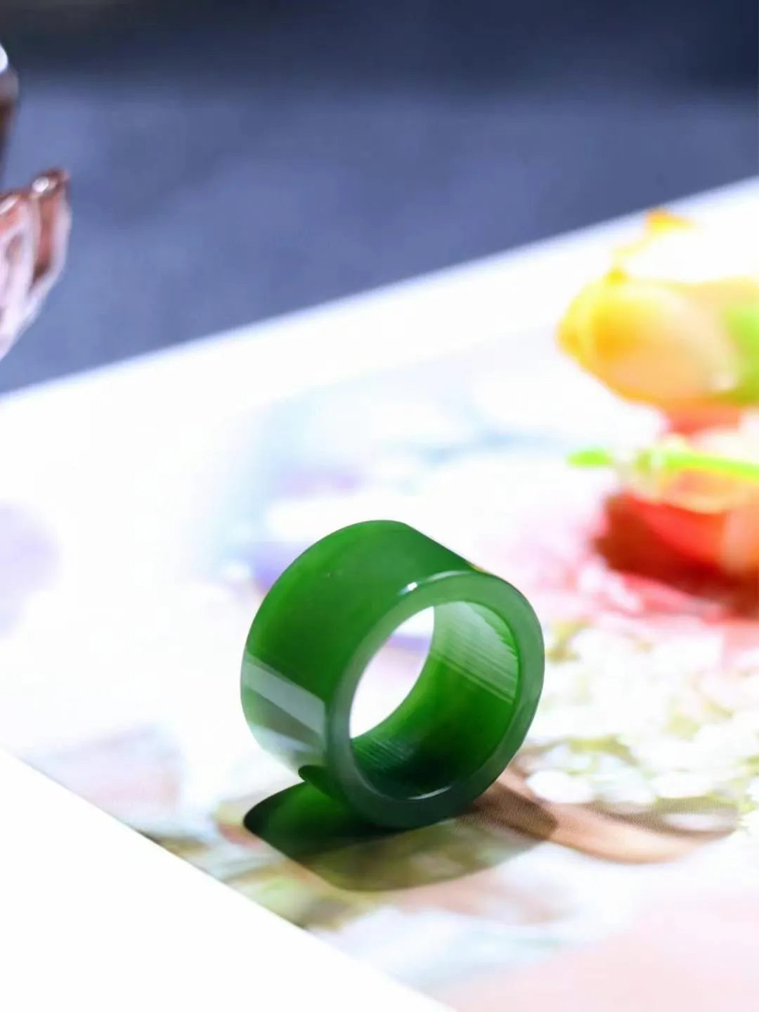 （古韵.扳指）

精品和田玉碧玉扳指 指环 戒圈。七号矿老料 纯正菠菜绿，直切工艺，款式精美，玉质细腻温润，油润感十足， 整器古韵生辉。优雅高贵。运筹帷幄于掌中，决胜于千里之外。

重7.4克   圈口18.3mm 尺寸12.7-3mm FS8242041278O