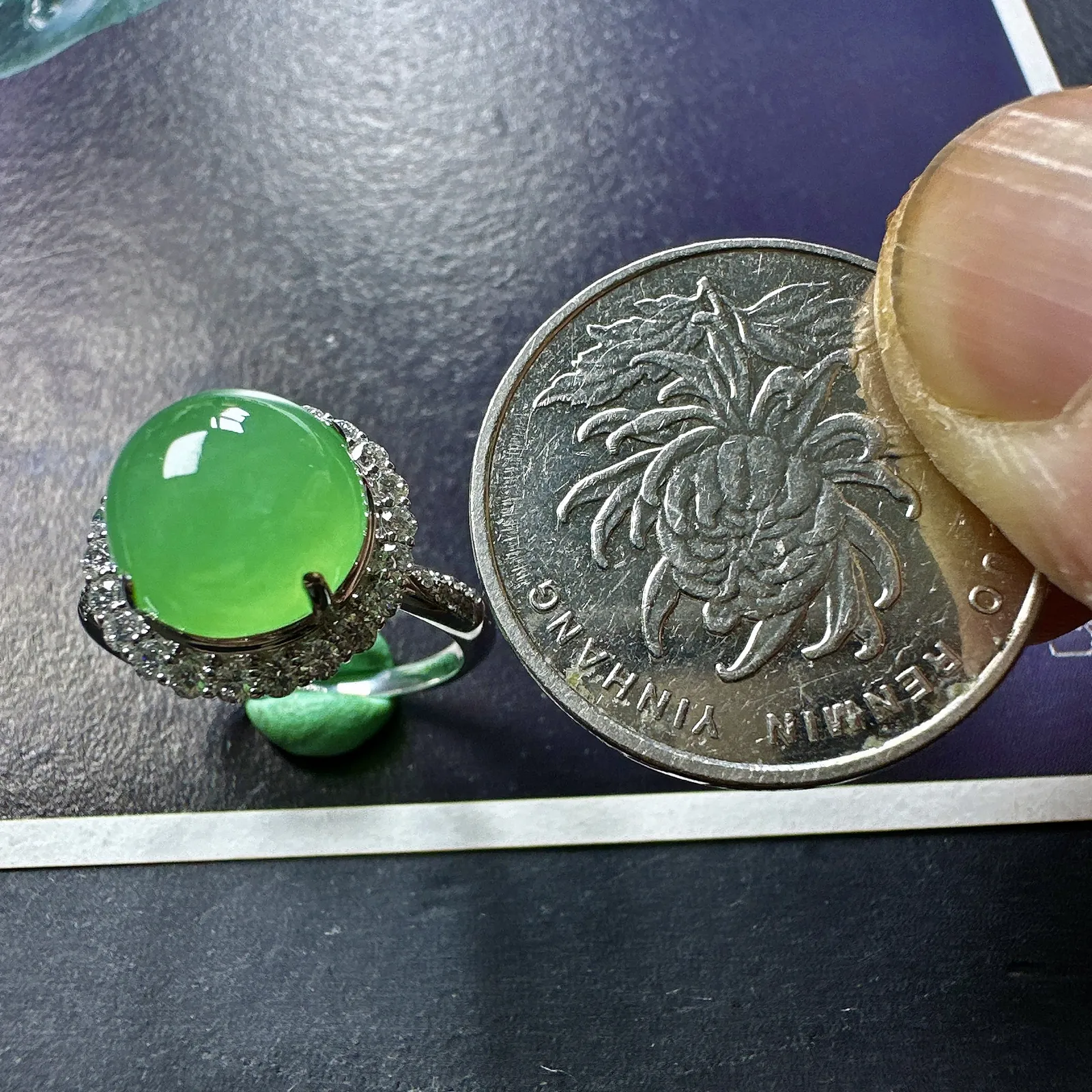 【冰种满绿蛋面戒指】种水色俱全，冰透闪亮，通透感饱满度很好，18k金钻豪华镶嵌，裸石尺寸9.9*6.4毫米，圈口可改