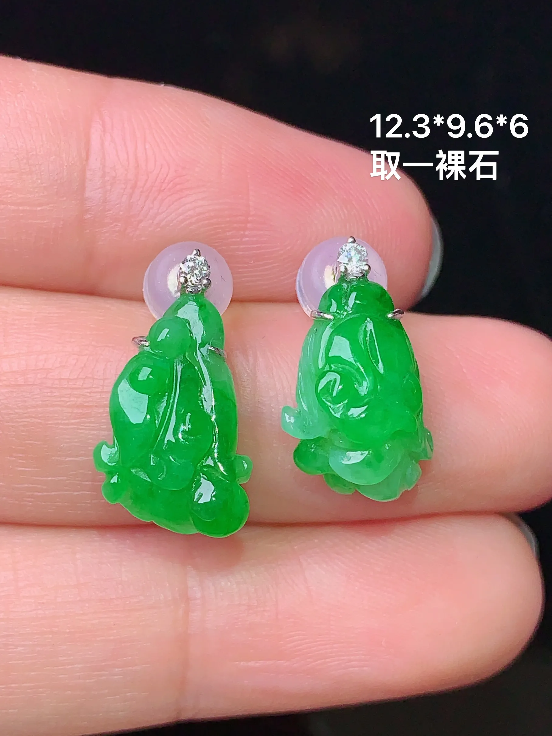 18k金钻镶嵌翠绿白菜耳钉 玉质细腻 水润亮眼  整体尺寸12.3*9.6*6
