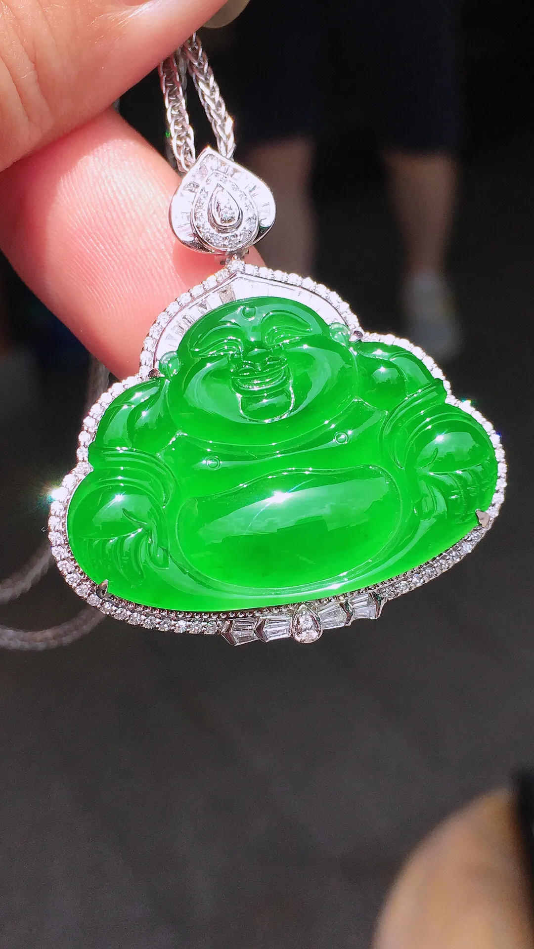 阳绿佛公吊坠，色泽均匀艳丽，玉质细腻，荧光感超
强，饱满圆润，气质满满。18k
金豪华镶嵌