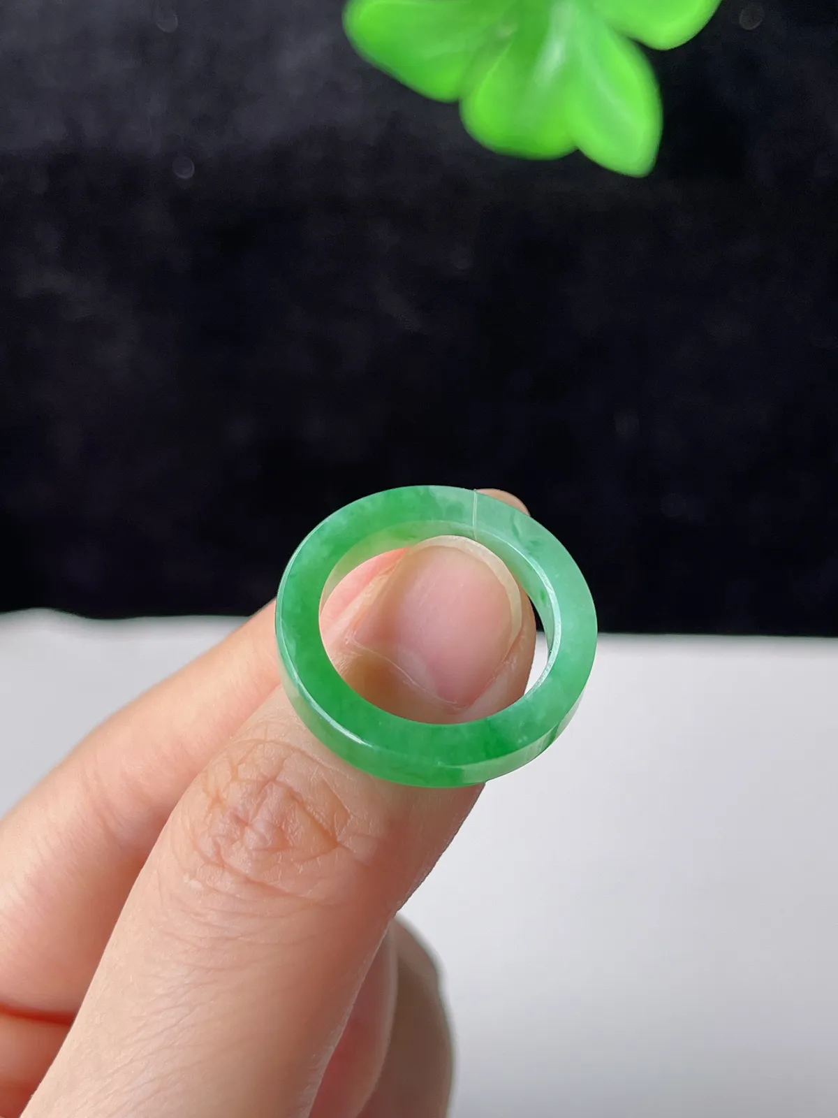 翡翠冰糯种浅绿色戒指