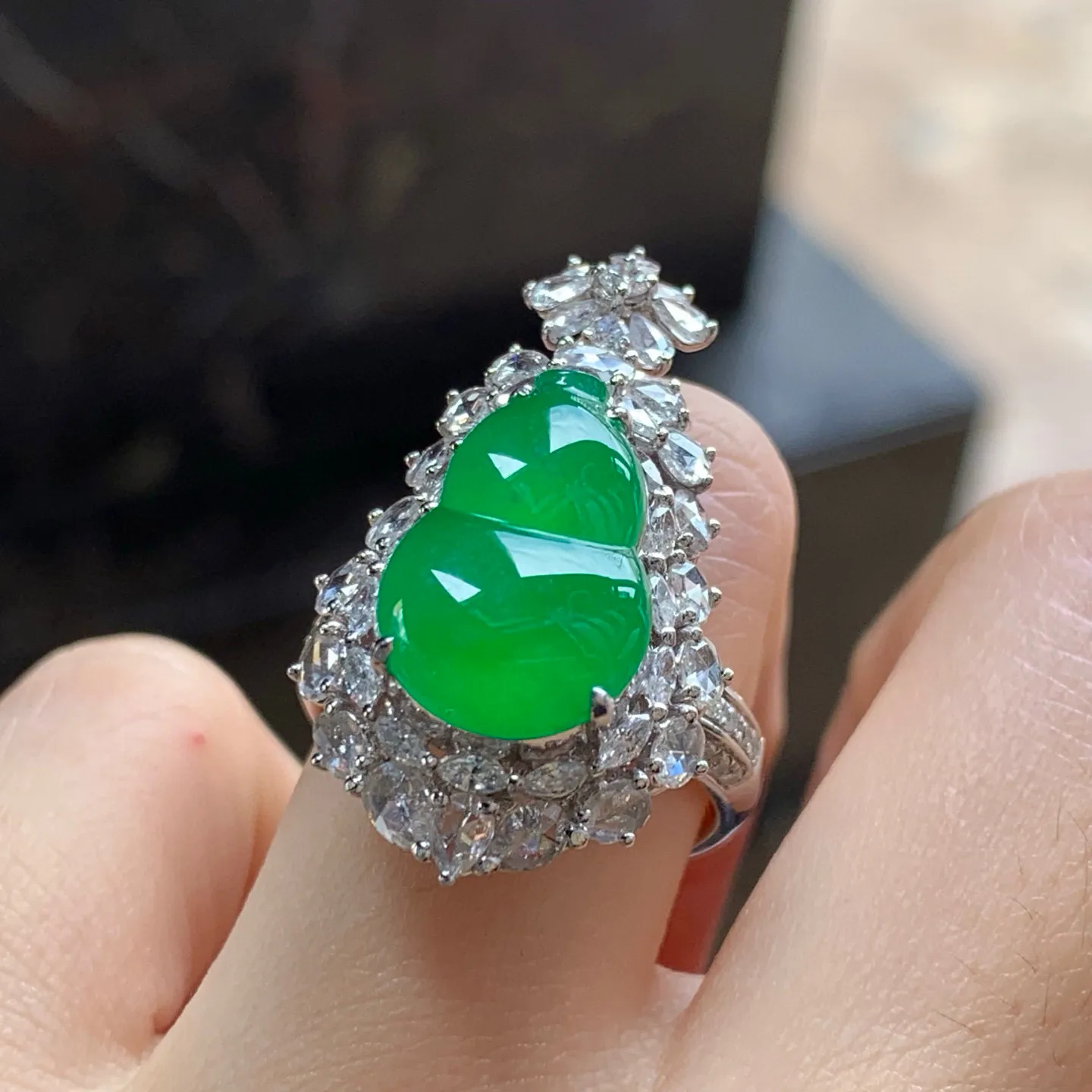 冰种辣绿两用款葫芦
种老 真金镶嵌