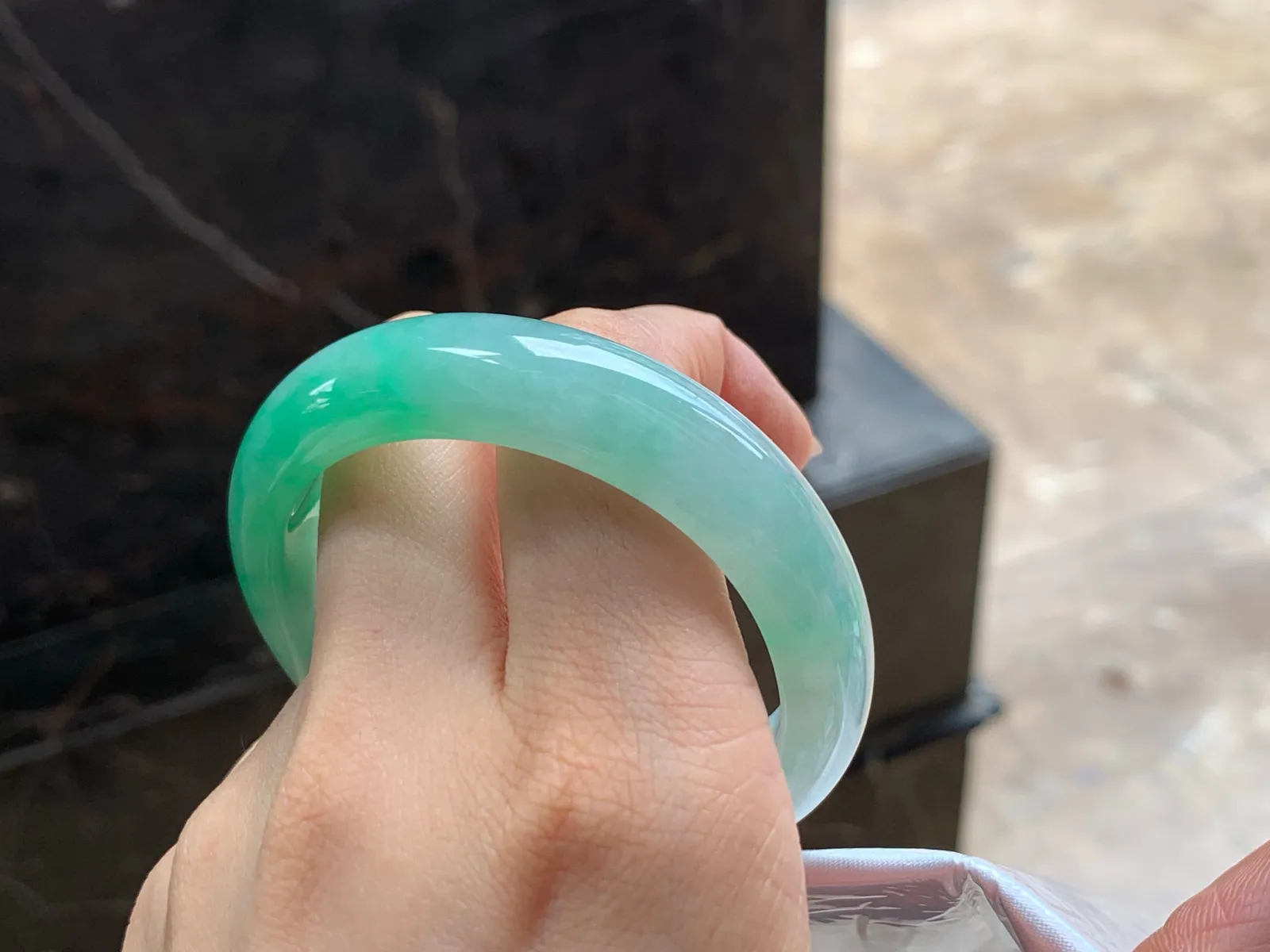 带色贵妃镯
55.5/12.2/7.3mm