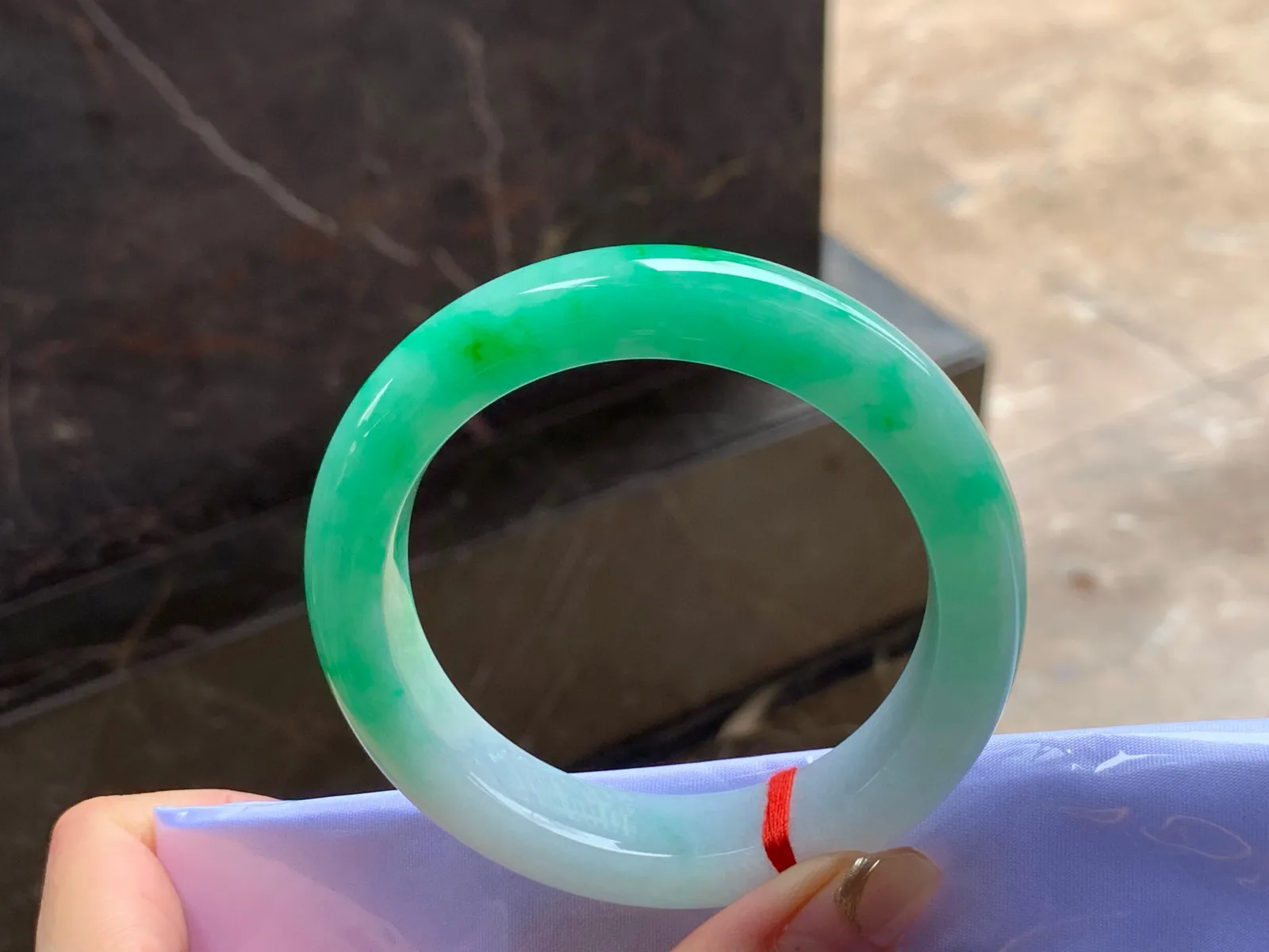 阳绿手镯
细腻56/13/10.2mm