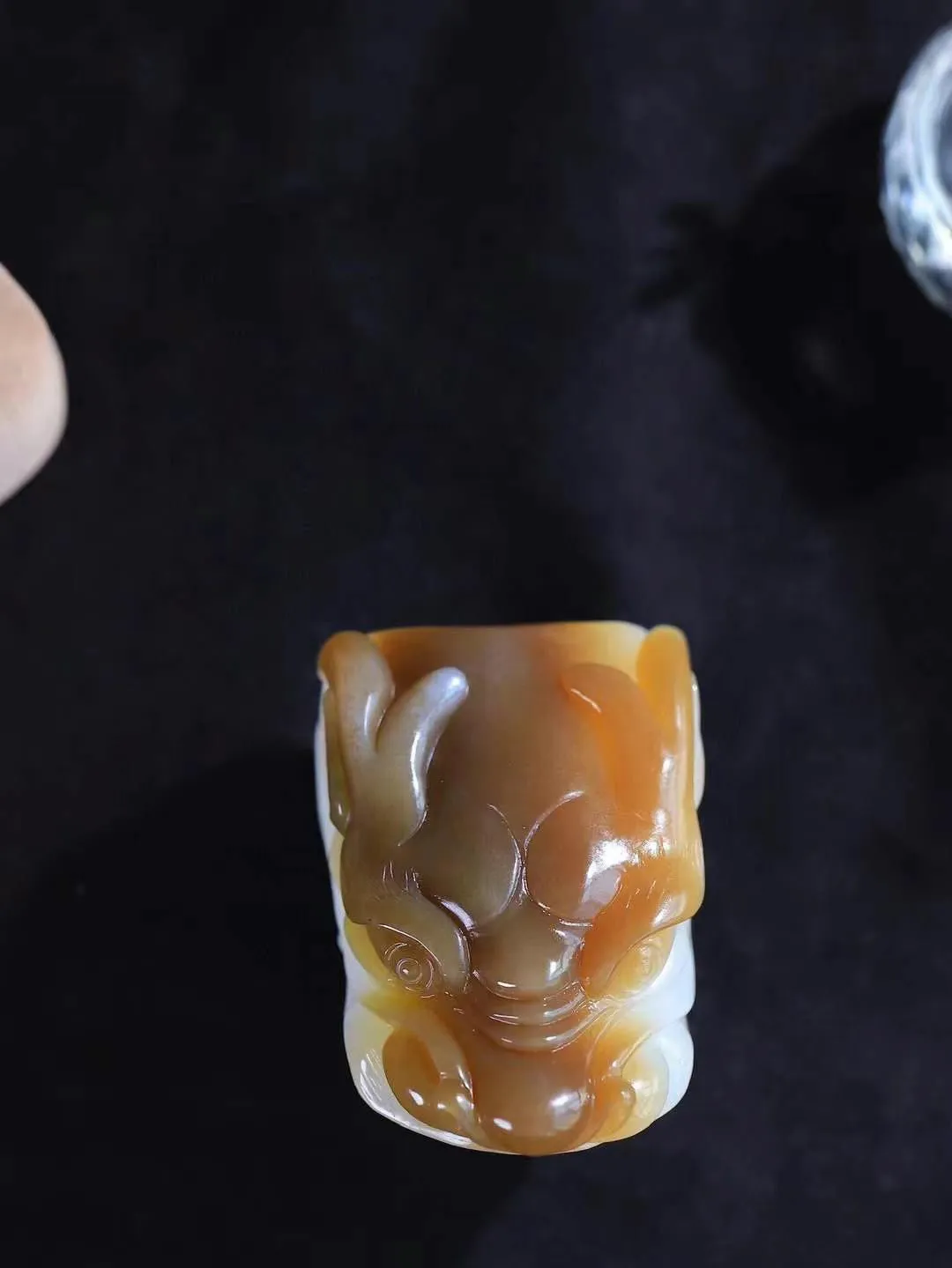 （龙行天下.扳指）

精品和田玉糖白玉祥龙扳指，料子细腻 手感上佳、雕工精湛，精雕祥龙，龙头双目圆瞪，巨口大张，獠牙锋利， 龙是古代祥瑞之物，寓意有龙护身，
重104克    圈口21.5mm   尺寸57-36.5-41.5mm fDL-78502692