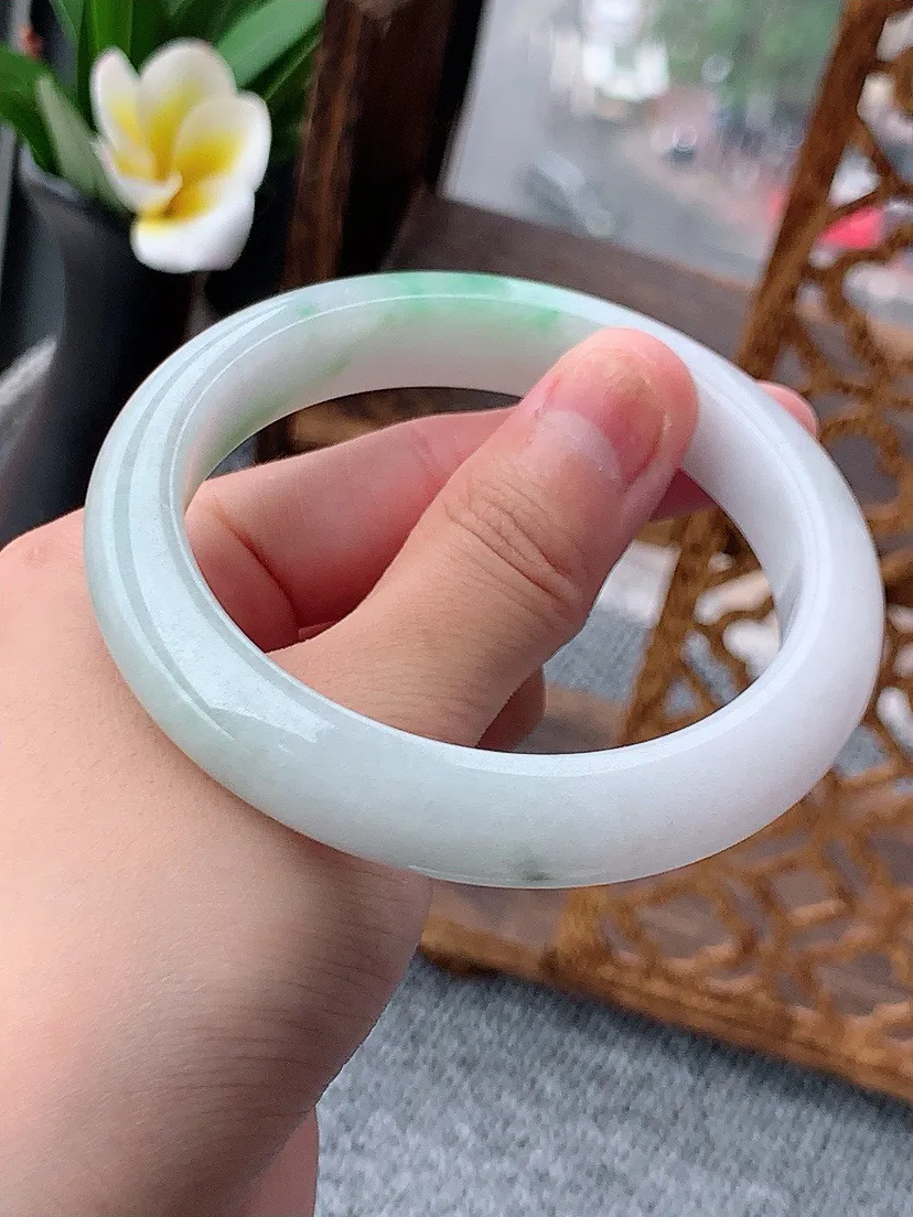 a货翡翠老坑飘绿正装正圈手镯58-59圈口 尺寸58×11.7×8.5mm 重量58.93g 0618