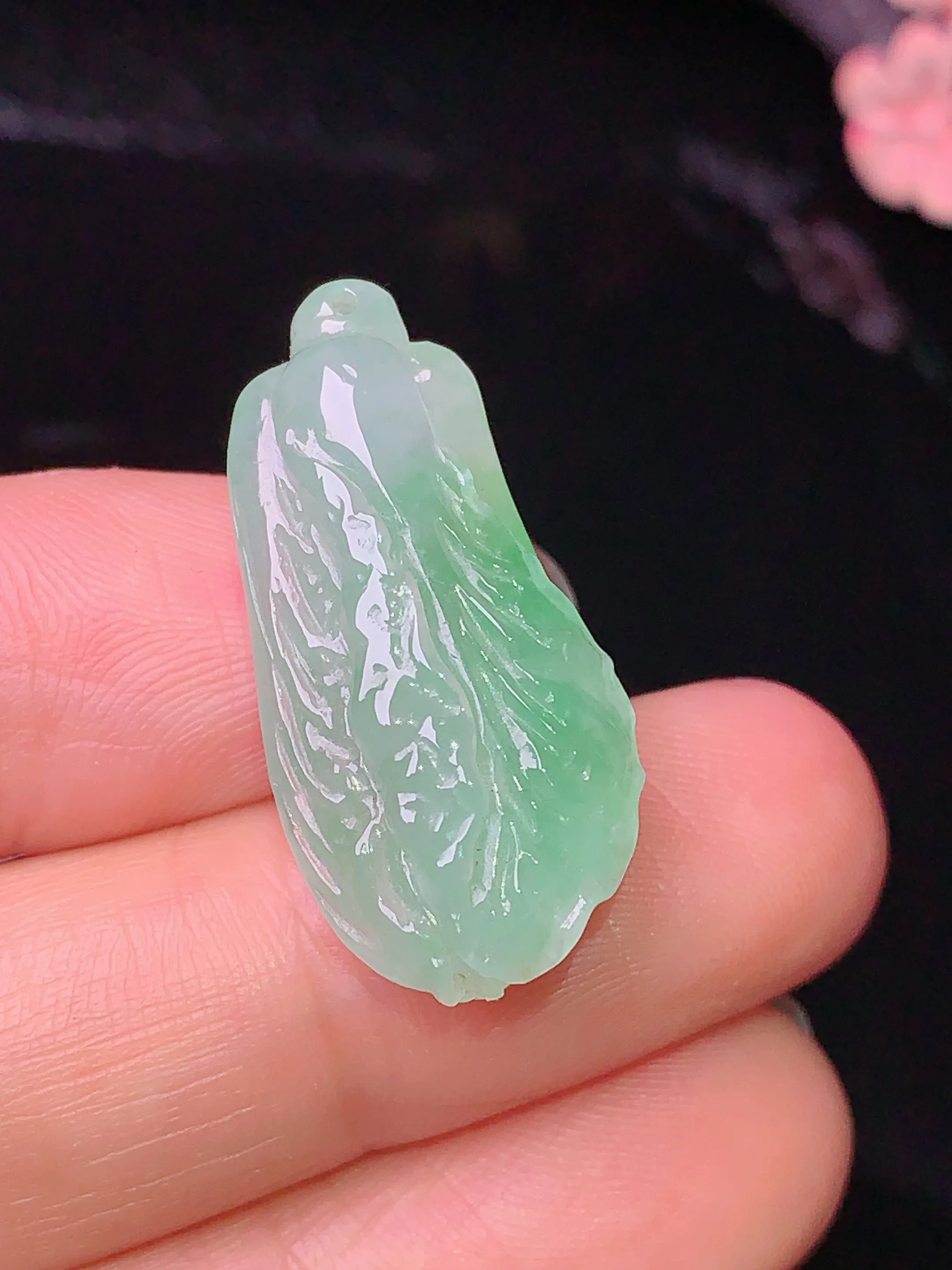 浅绿白菜吊坠 玉质细腻 水润亮眼  整体尺寸37.2*13.1*8