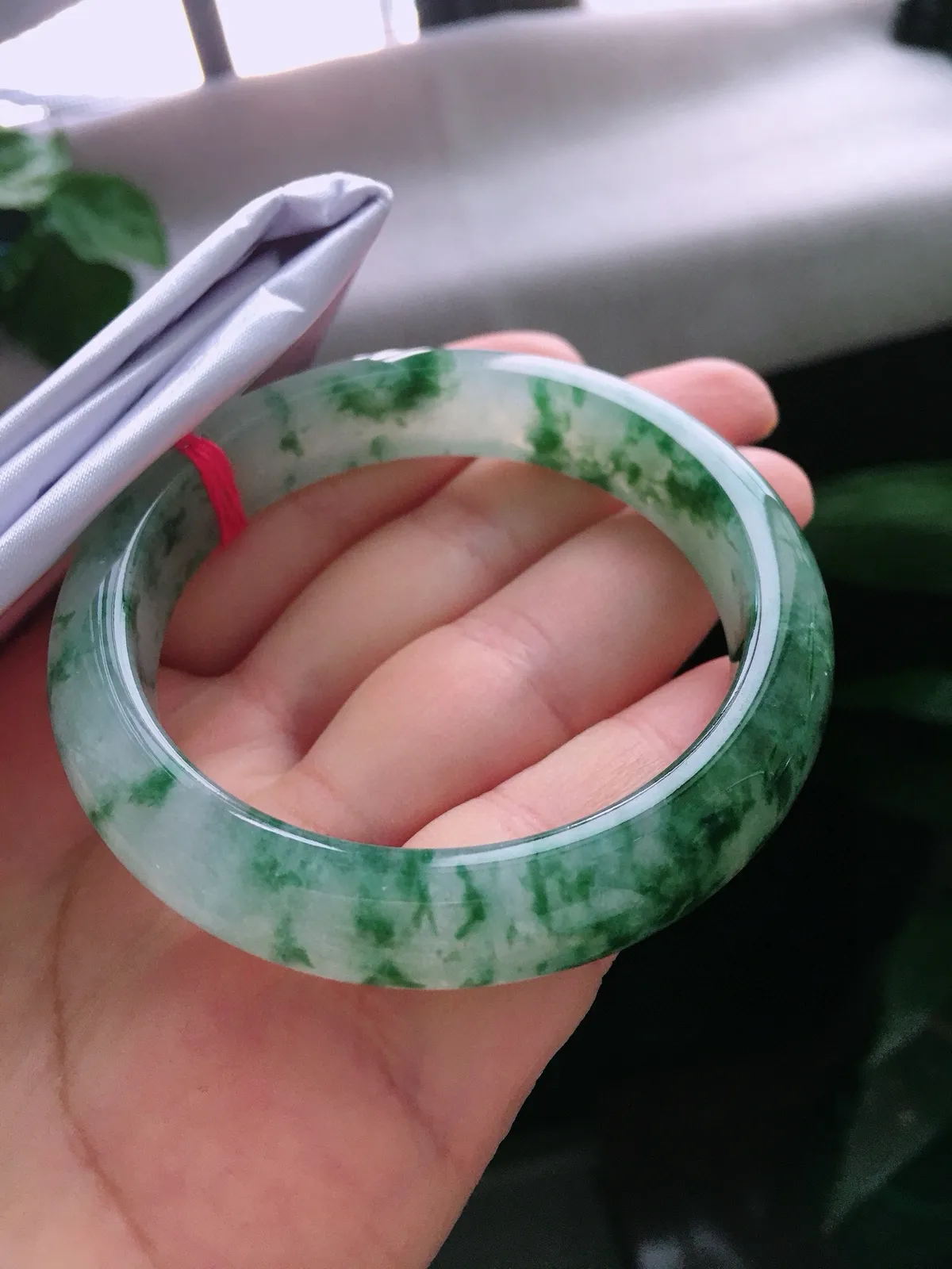 圈口55.8，正圈手镯，飘花，玉质冰润细腻，种水佳，尺寸55.8-12.5-8.2mm