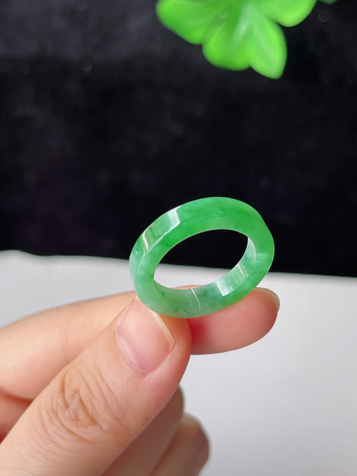 翡翠冰糯种浅绿色戒指