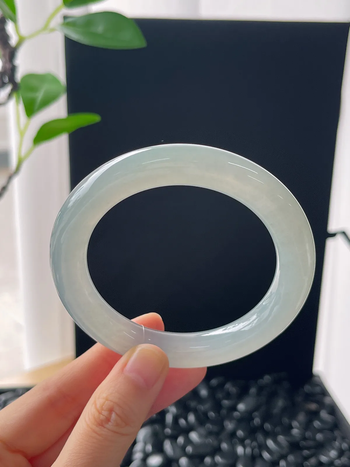 翡翠冰糯淡绿色圆条手镯