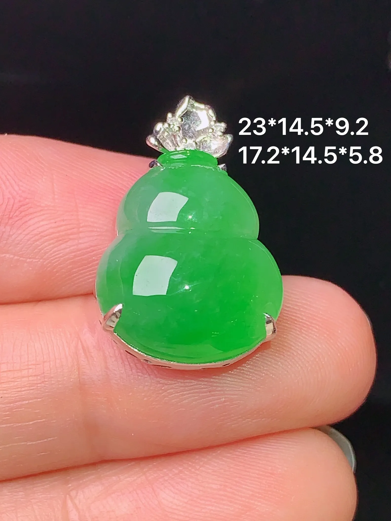 18k金钻镶嵌满绿葫芦吊坠 玉质细腻 水润亮眼  整体尺寸23*14.5*9.2