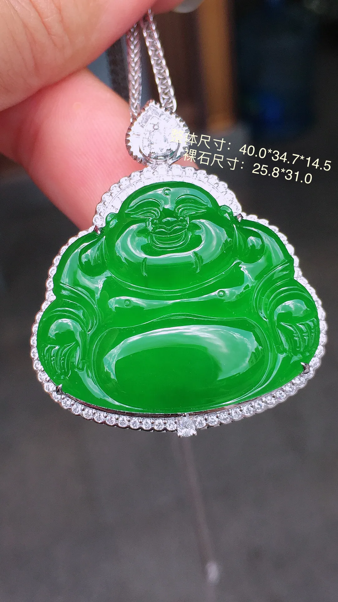 阳绿佛公吊坠，色泽均匀艳丽，玉质细腻，荧光感超
强，饱满圆润，气质满满。18k
金豪华镶嵌
