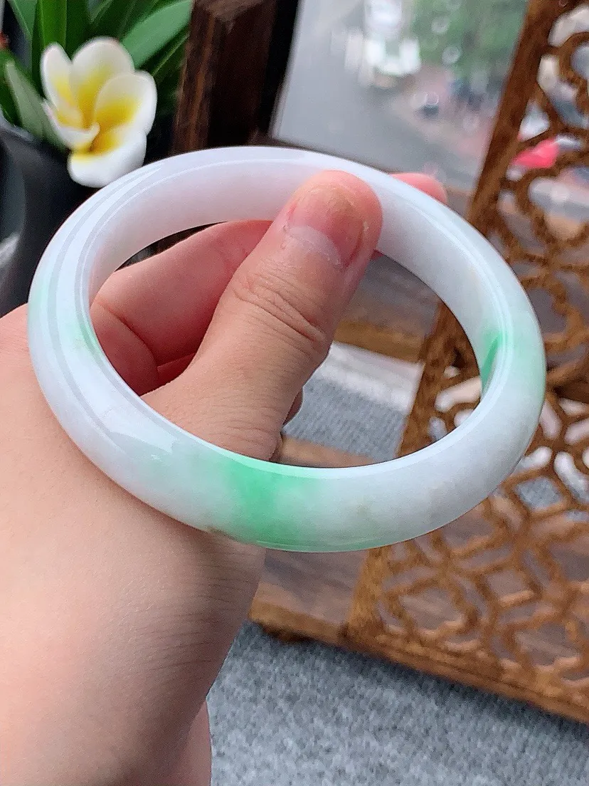 a货翡翠老坑飘绿正装正圈手镯62-63大圈口 尺寸62×12.2×8.5mm 重量65.86g 0618