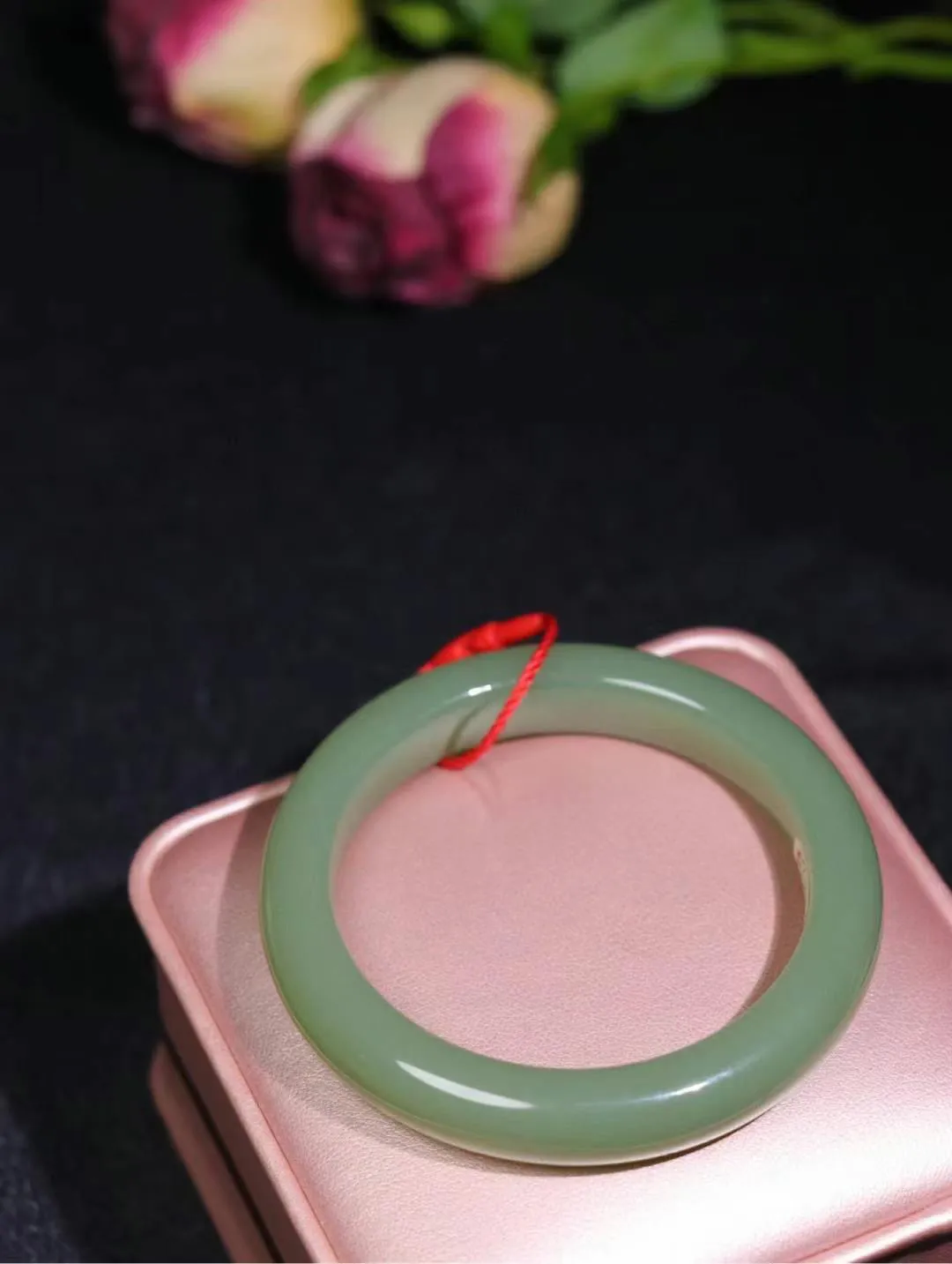 【一见钟情】

精品和田玉湖水绿手镯。镯型饱满，温润细腻，脂润沁香。️执一卷书，沏一盏茶，着