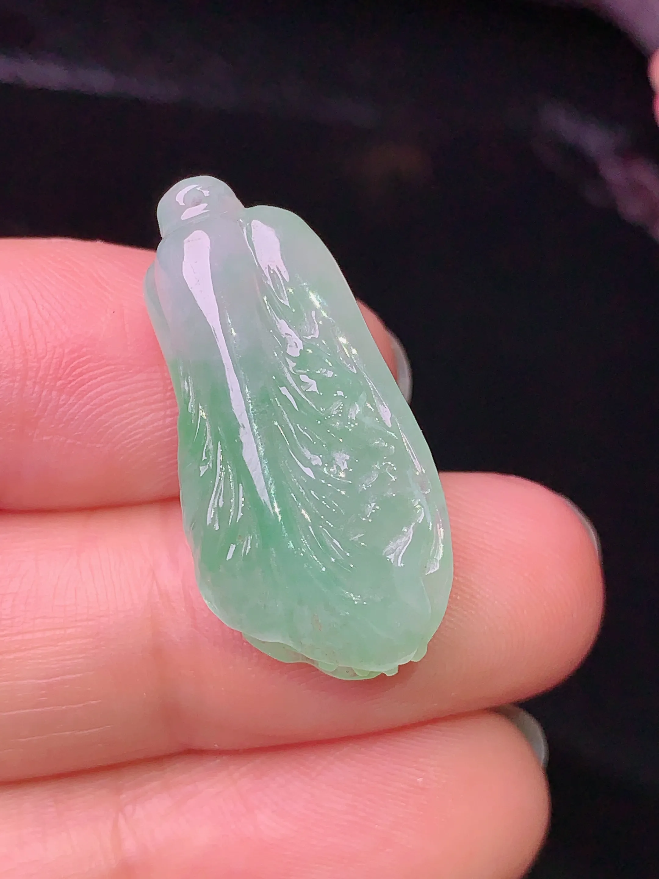 浅绿白菜吊坠 玉质细腻 水润亮眼  整体尺寸37.2*13.1*8