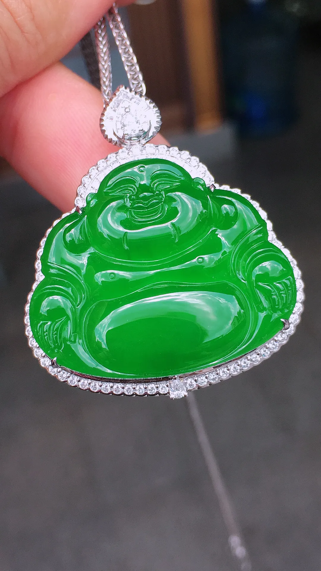 阳绿佛公吊坠，色泽均匀艳丽，玉质细腻，荧光感超
强，饱满圆润，气质满满。18k
金豪华镶嵌