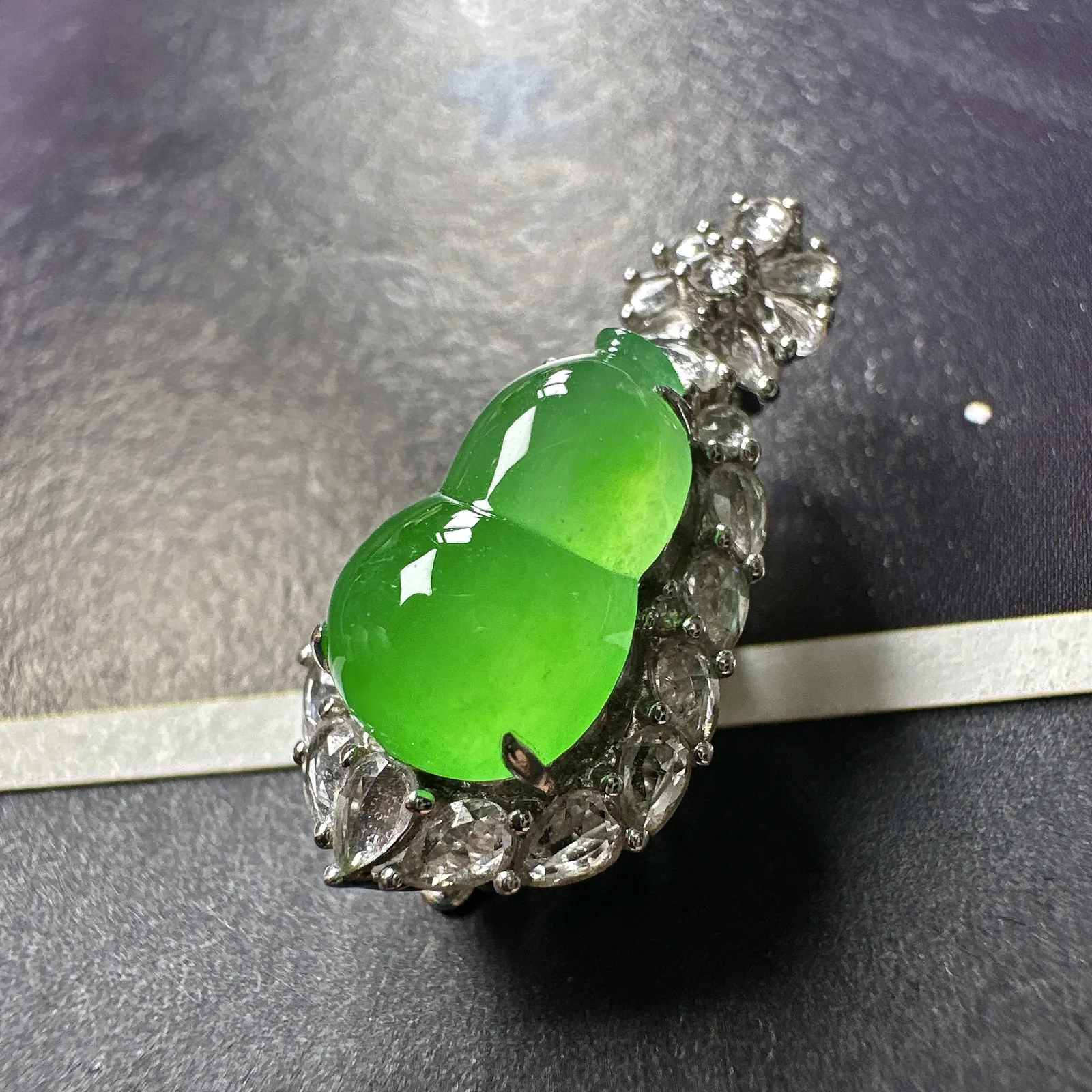 【冰种满绿葫芦】种水色俱全，冰透闪亮，通透感饱满度很好，18k金钻豪华镶嵌，裸石尺寸12.1*7.9*4.6毫米